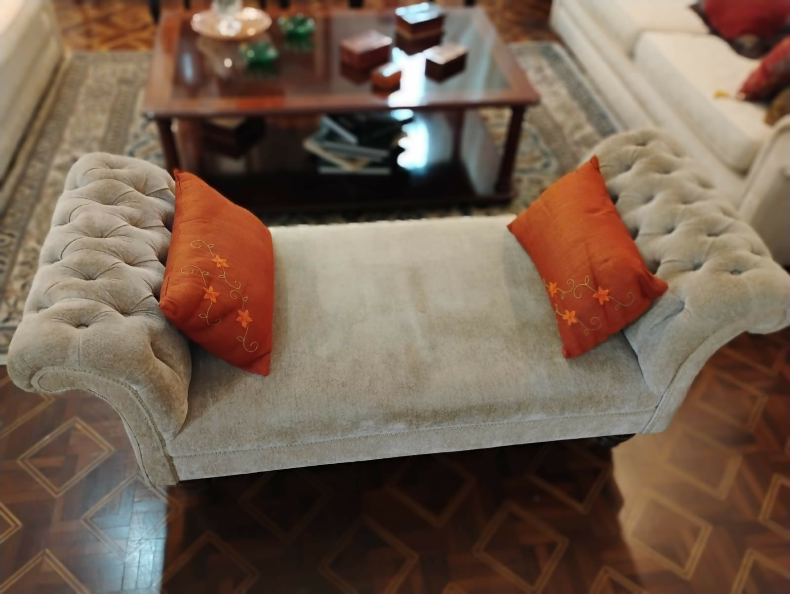 Divã clássico em veludo.