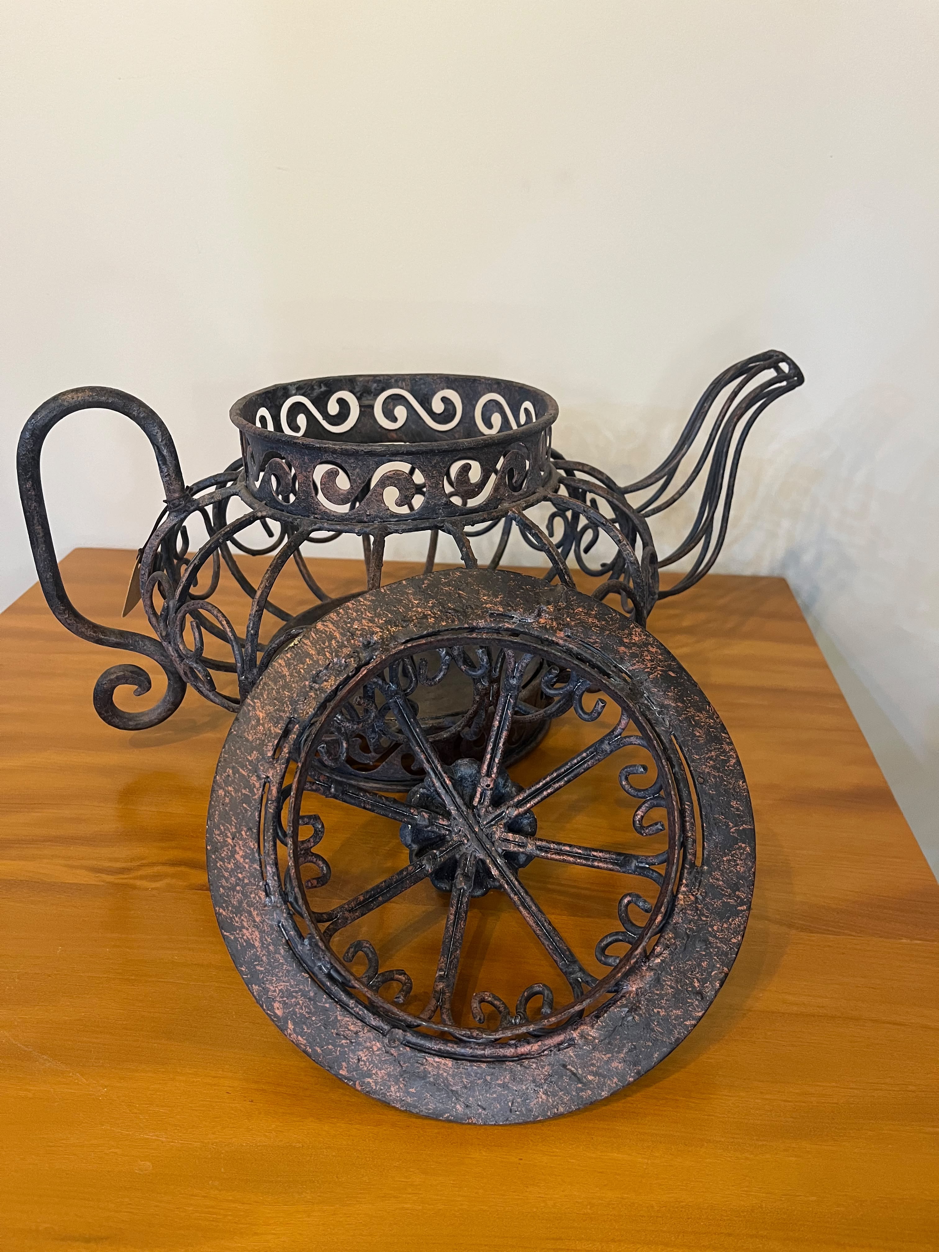 Bule Decorativo em Ferro Trabalhado