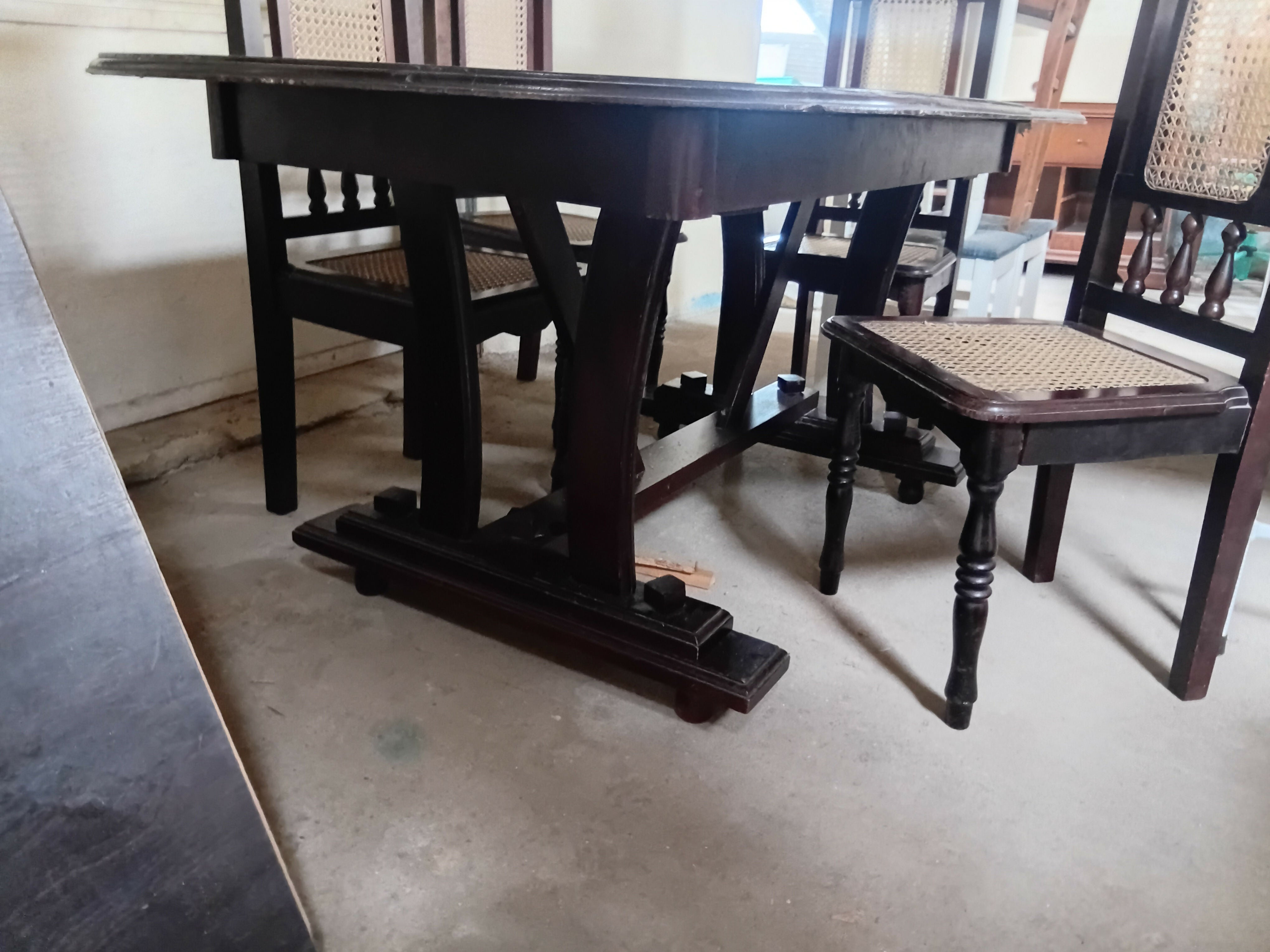 Mesa antiga com 4 cadeiras em palhinha