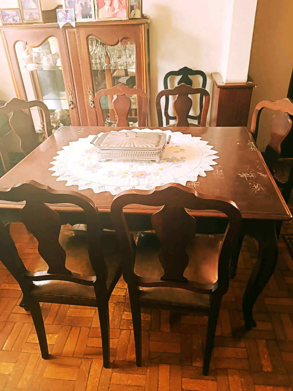 Mesa de jantar e 6 cadeiras estilo clássico