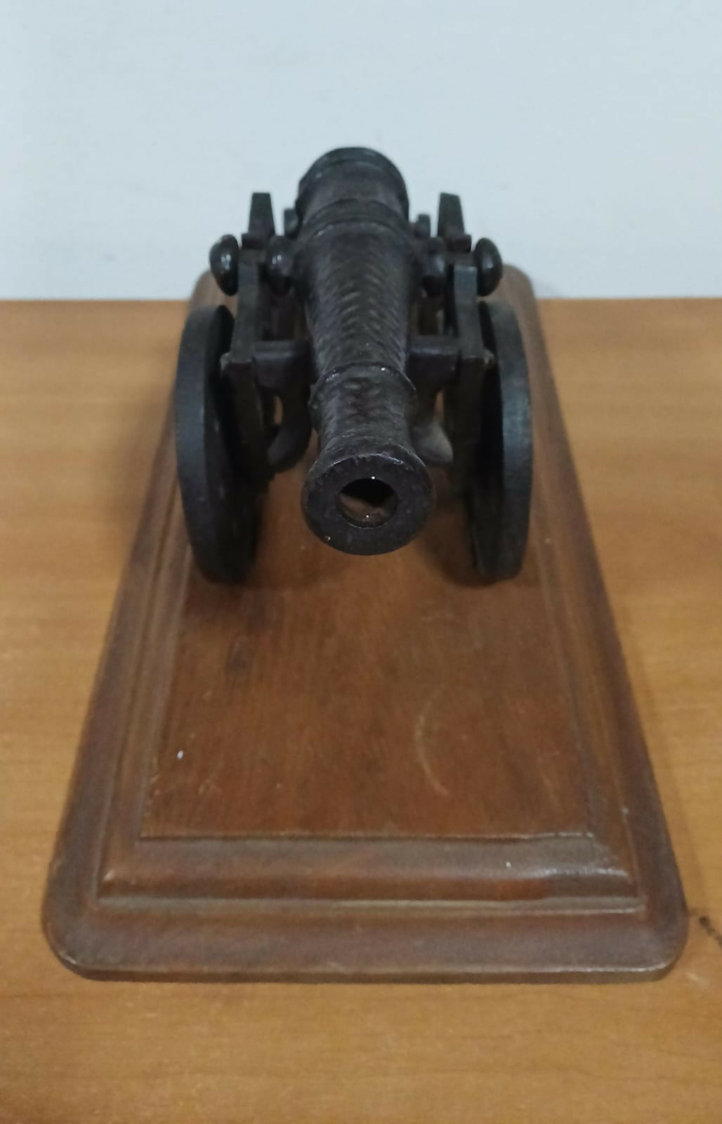 Canhão decorativo em Ferro Fundido em Base de Madeira