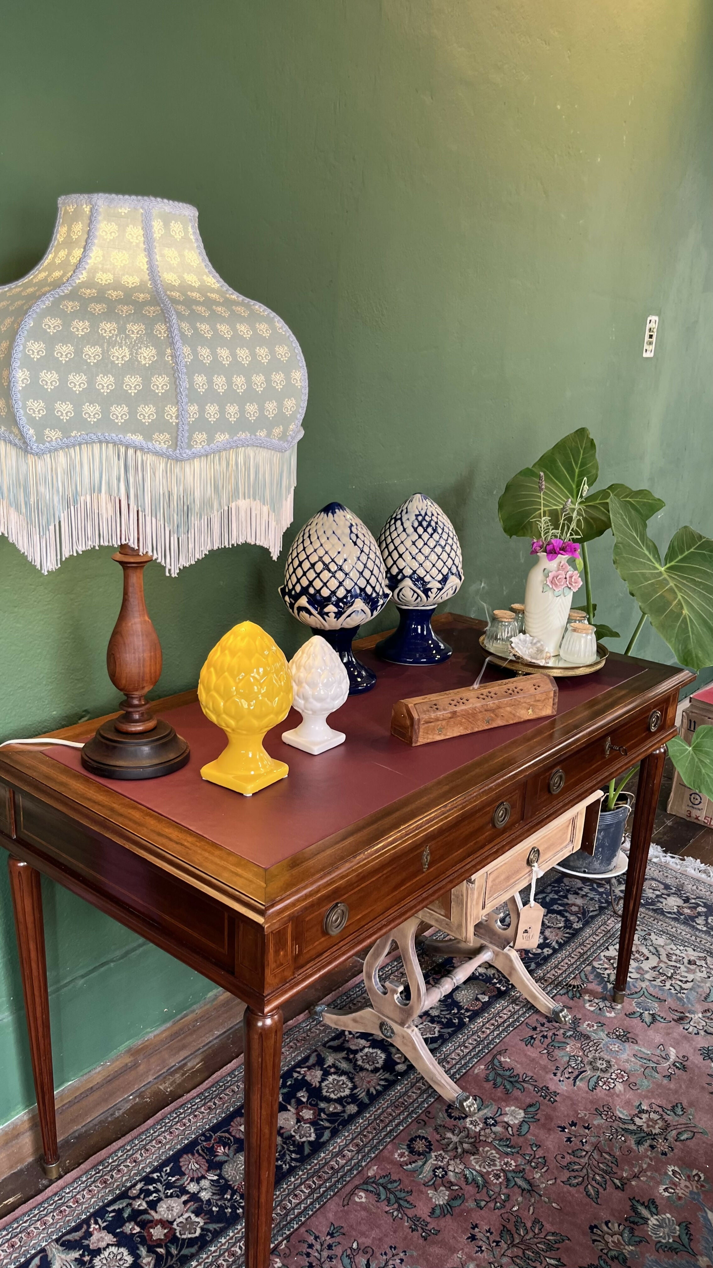 Par de pinhas em faiança brancas e azuis