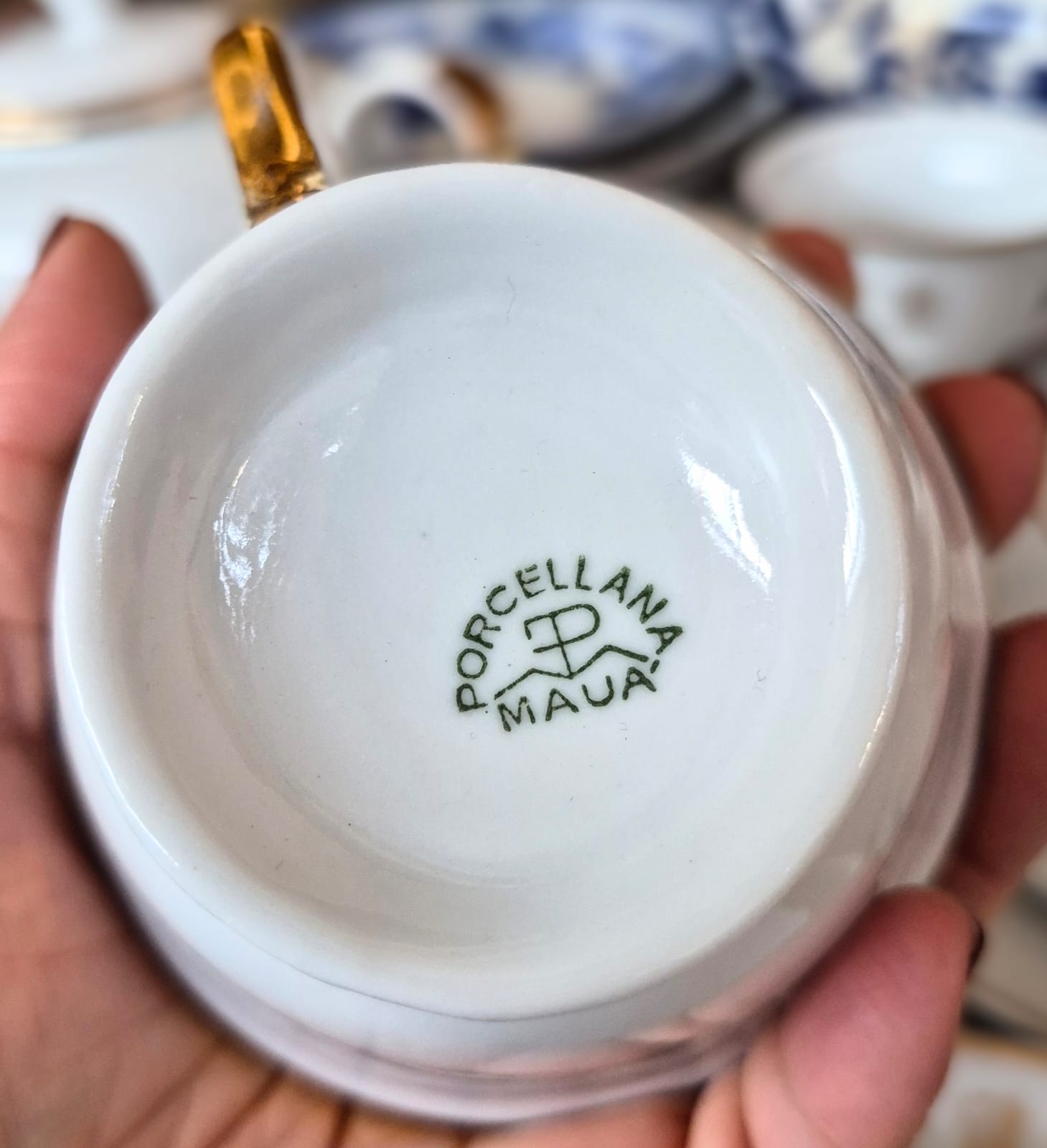 Conjunto em porcelana vintage nacional Mauá, gravado (CM, acho), para chá.  Ótimo estado,  2 pratos de sobremesa com desgastes na douração,  o restante em excelente estado. 21 peças.