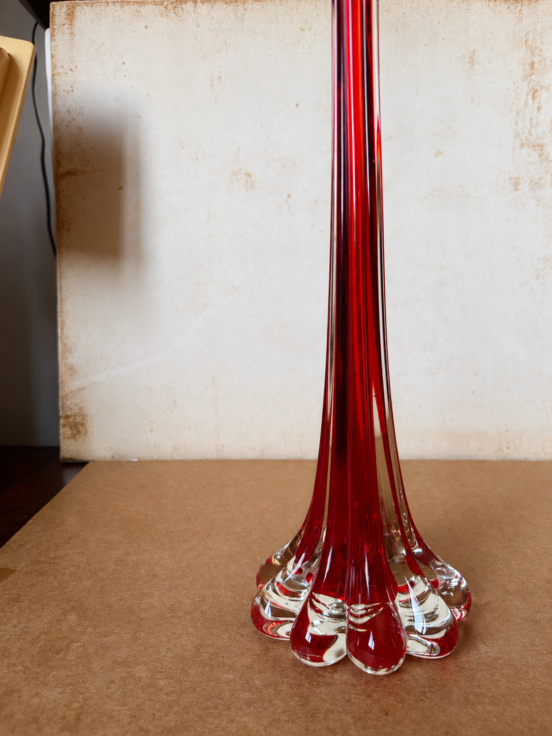 Vaso solifleur em vidro vermelho com base translúcida (DMCPS_478)