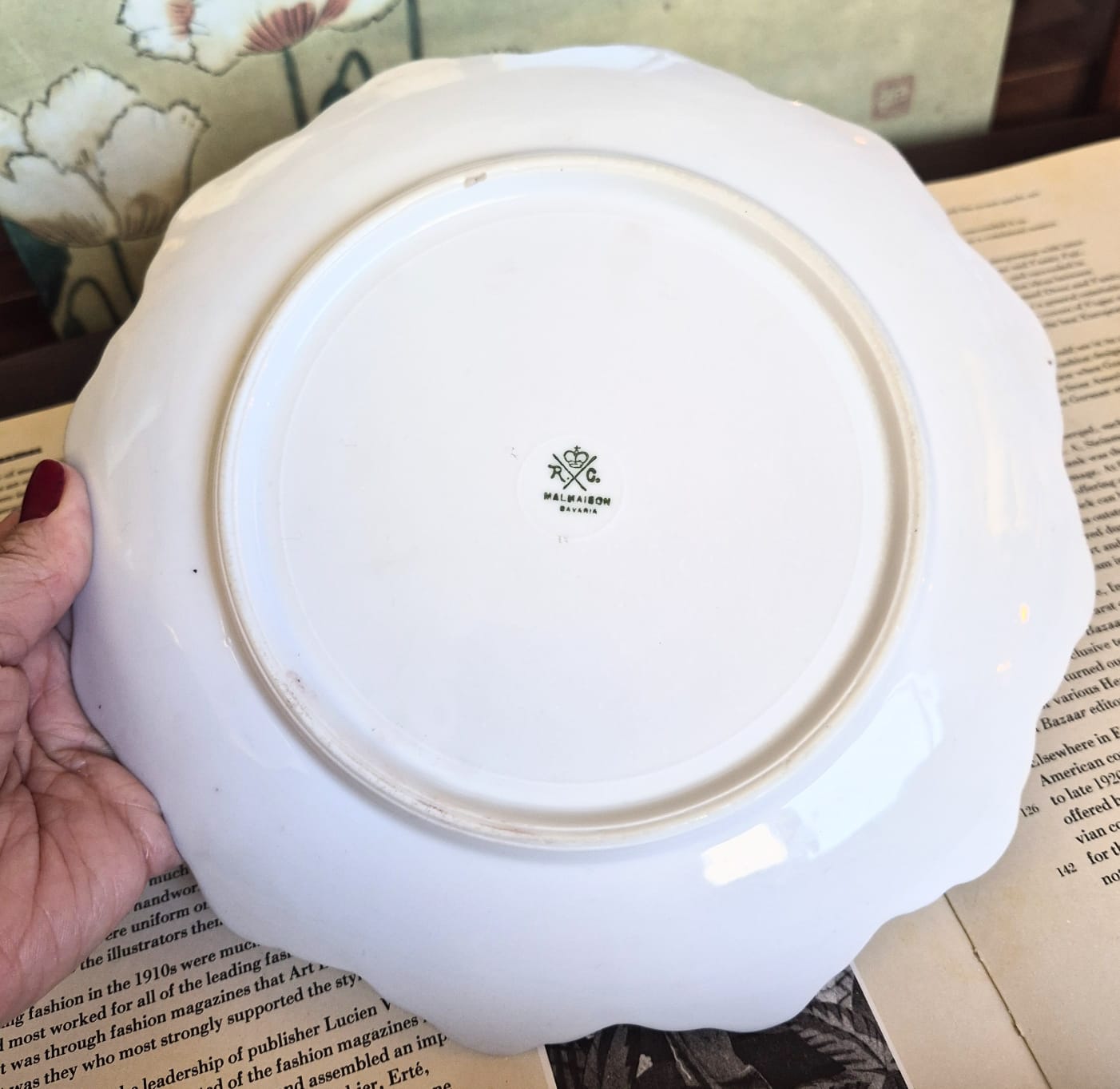 Prato decorativo maravilhoso em porcelana mais do que centenária, alemã RC (antiga logomarca da Rosenthal), modelo Malmaison (anos 1890)