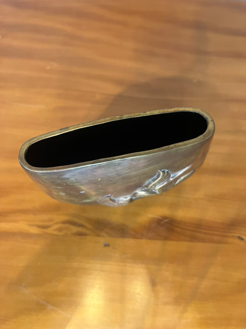 Vaso Decorativo em Latão com Pássaros em Relevo