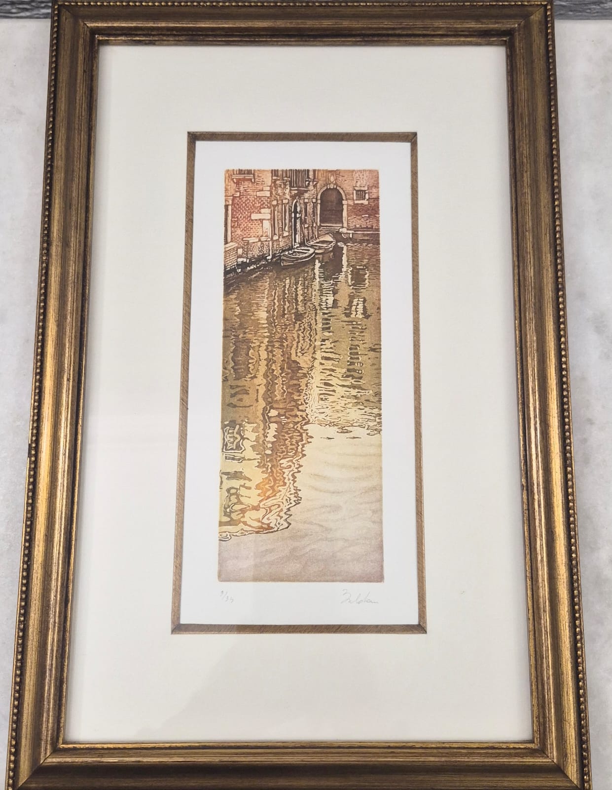 Quadro com gravura numerada e assinada com paisagem de Veneza. Moldura de madeira, paspatur e vidro. Perfeito estado