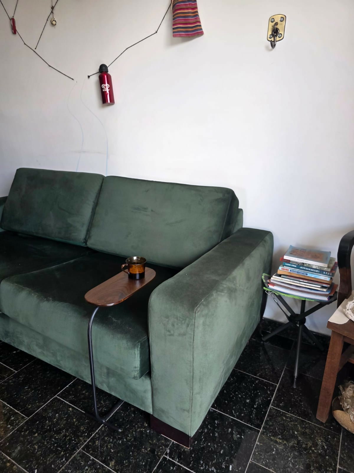 Mesa canto/café em ferro com tampo em imbuia maciça.