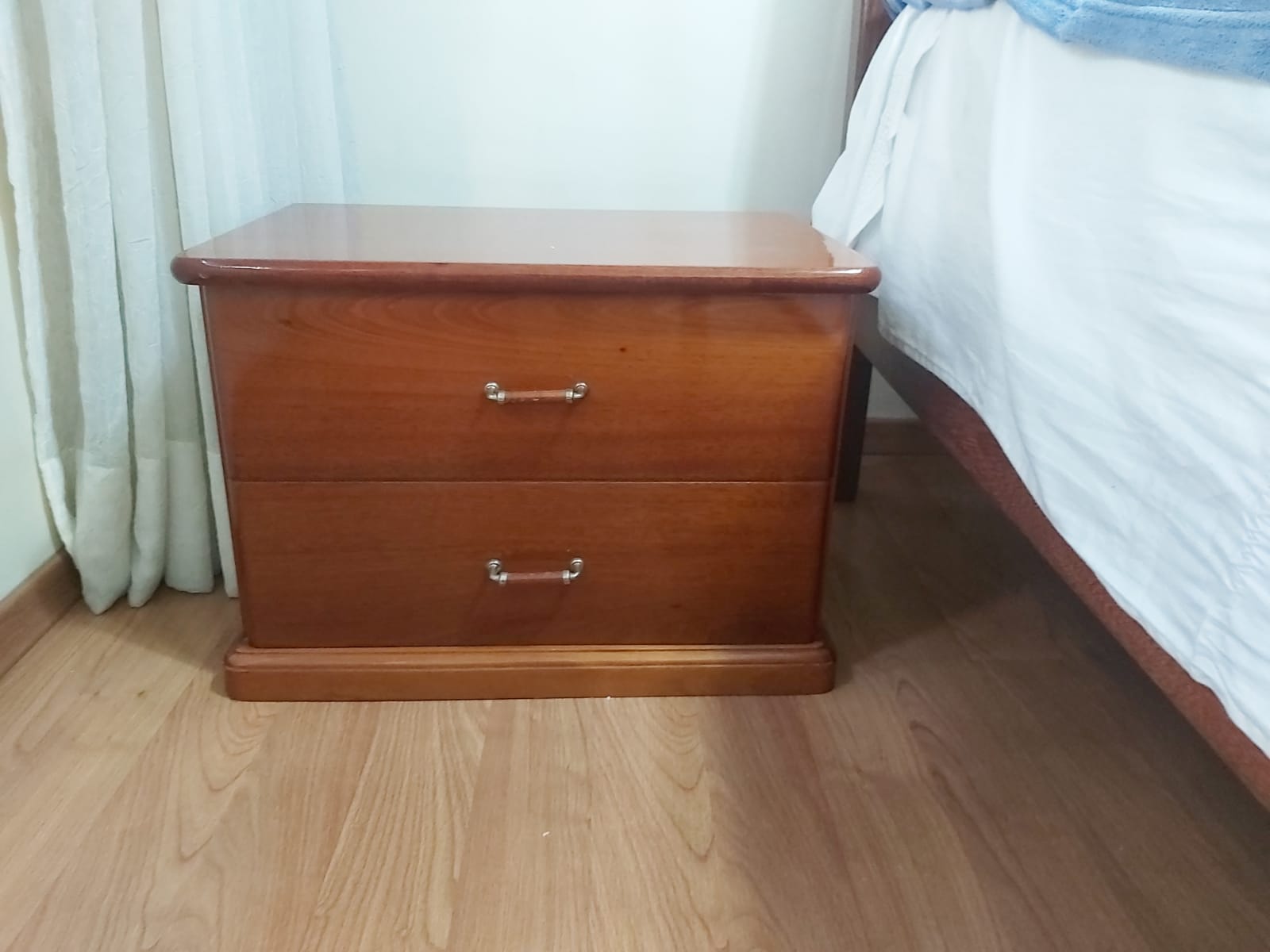 Mesa de Cabeceira de madeira com 2 gavetas 