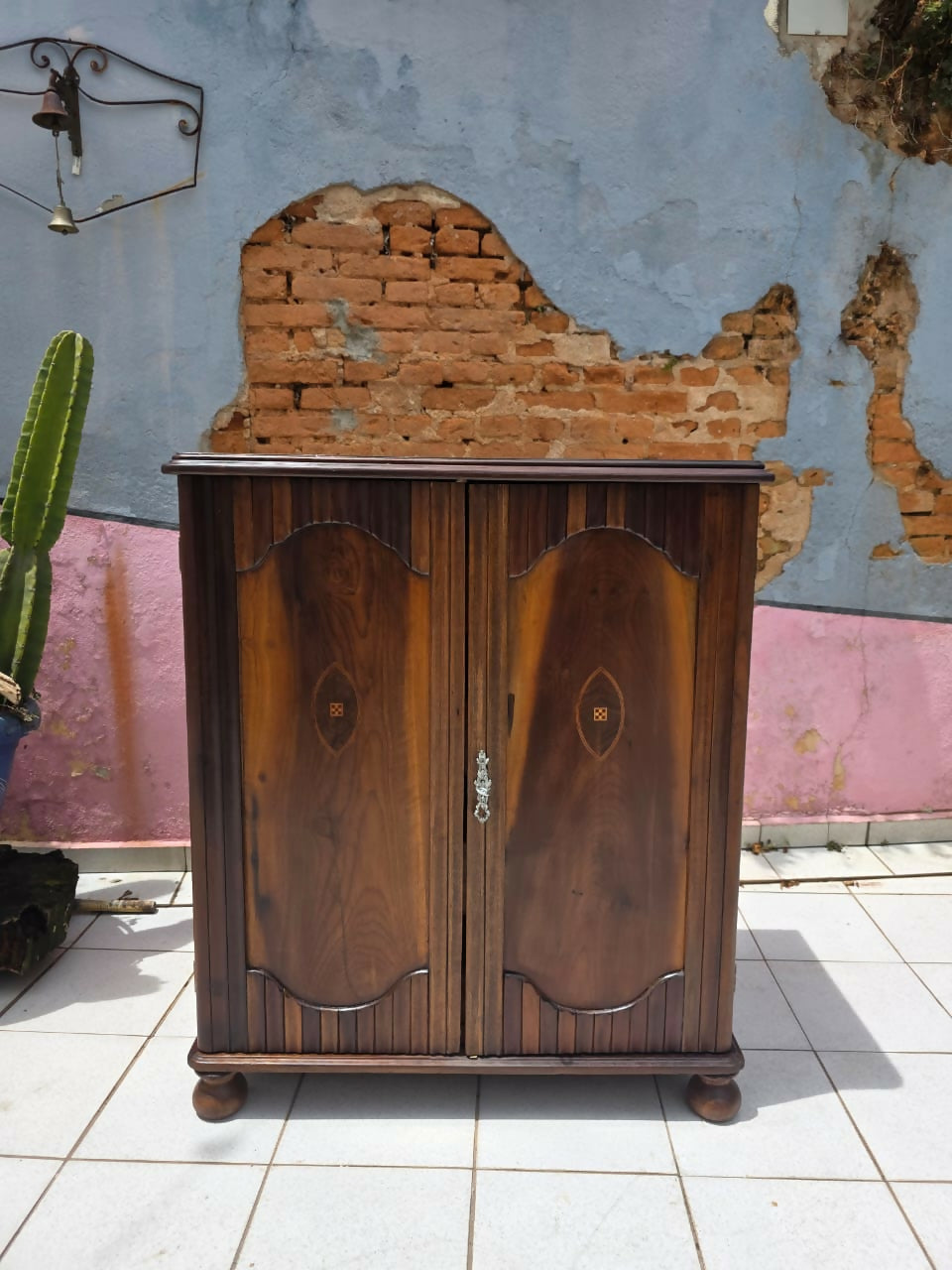 Camiseiro / Sapateira centenária em Imbuia maciça e marchetaria