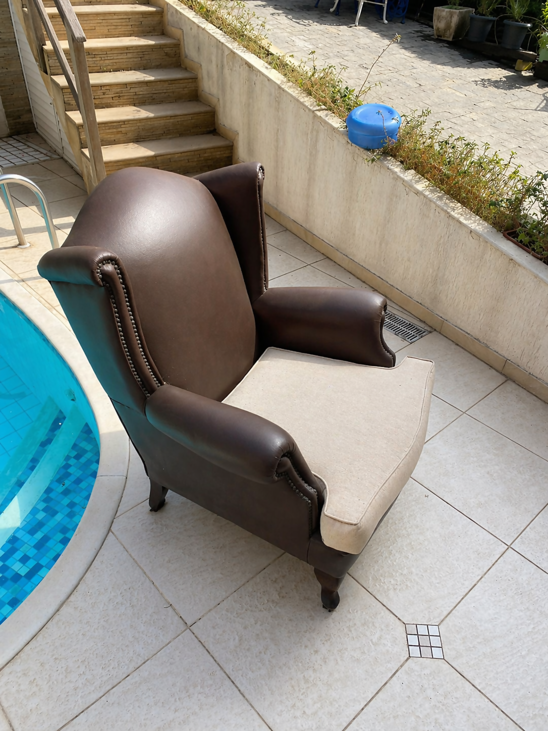 Poltrona clássica estilo bergère em couro com assento estofado