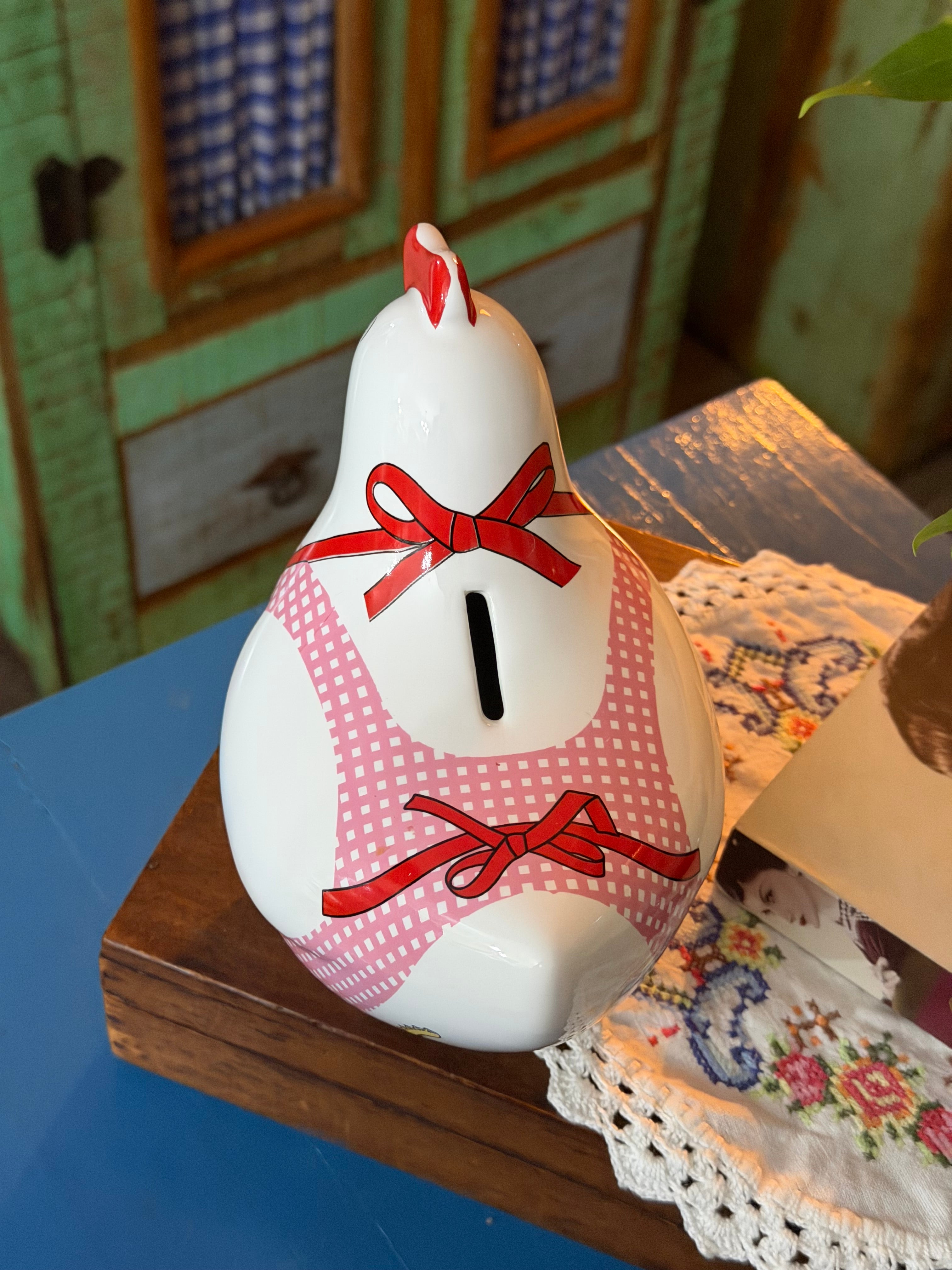 Encantadora e raro cofre de galinha em porcelana