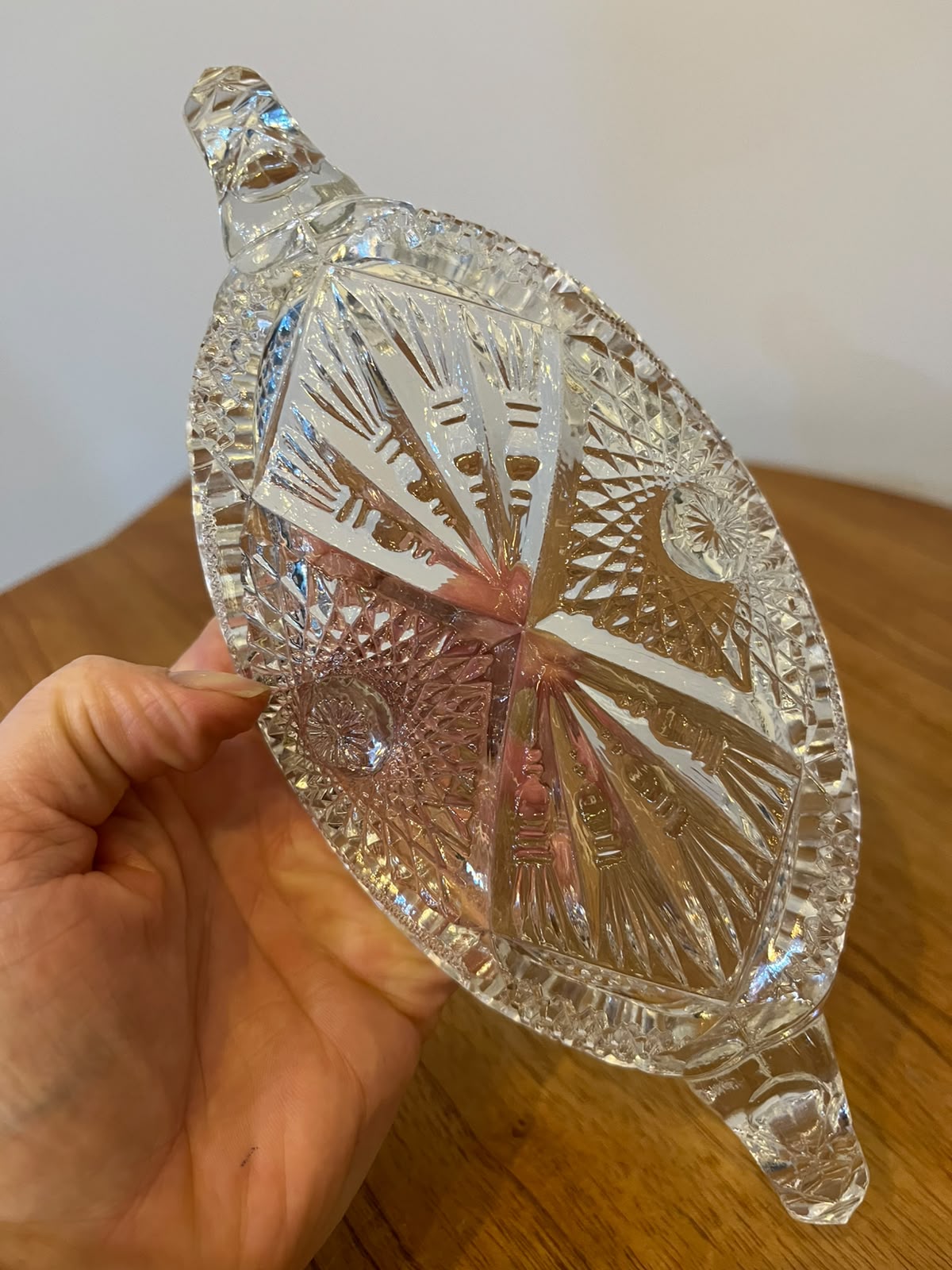 Travessa decorativa em vidro trabalhado com duas alças – 23 cm