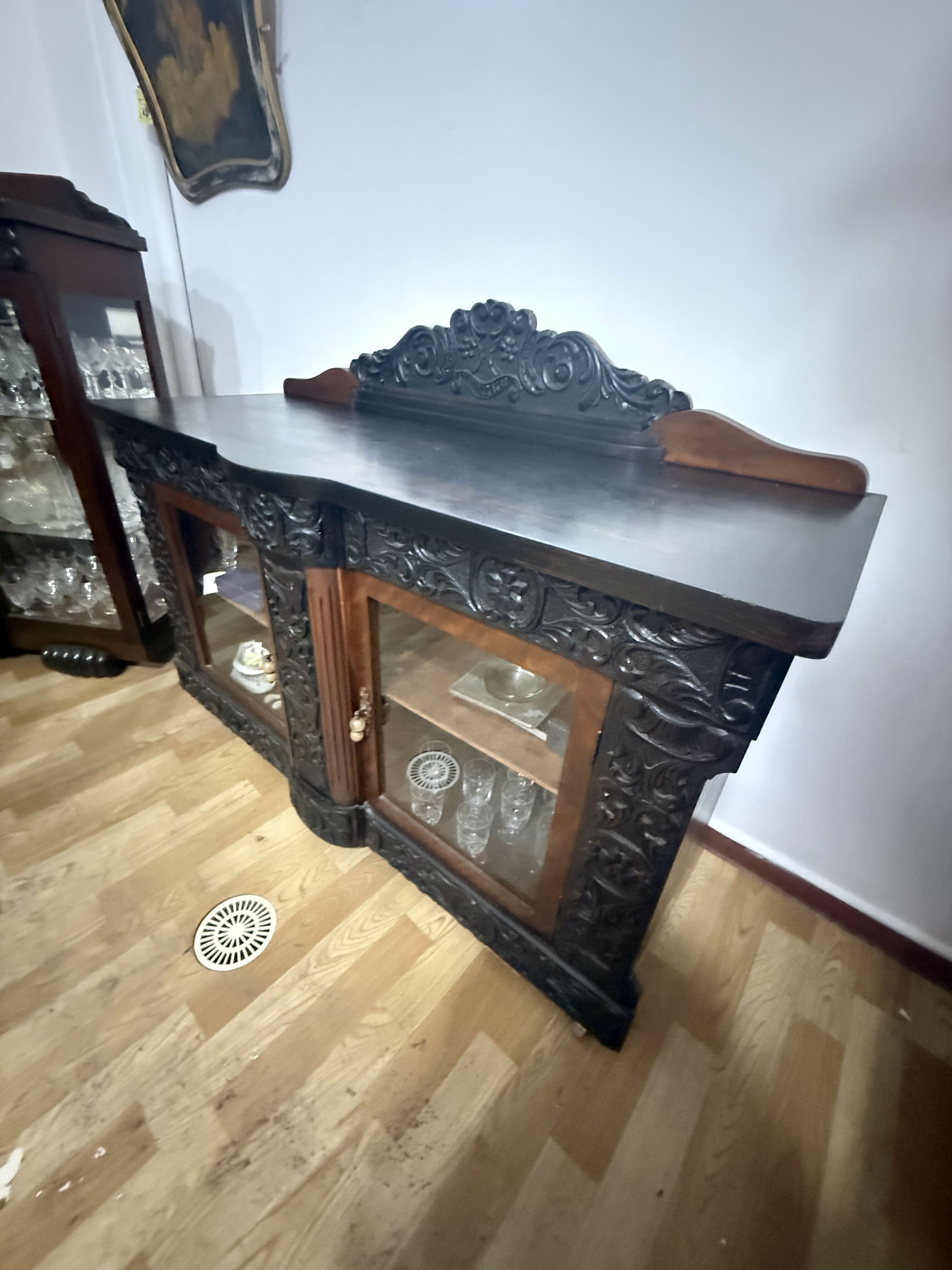 Buffet / Cristaleira Antiga em Madeira Maciça – Entalhes Artesanais