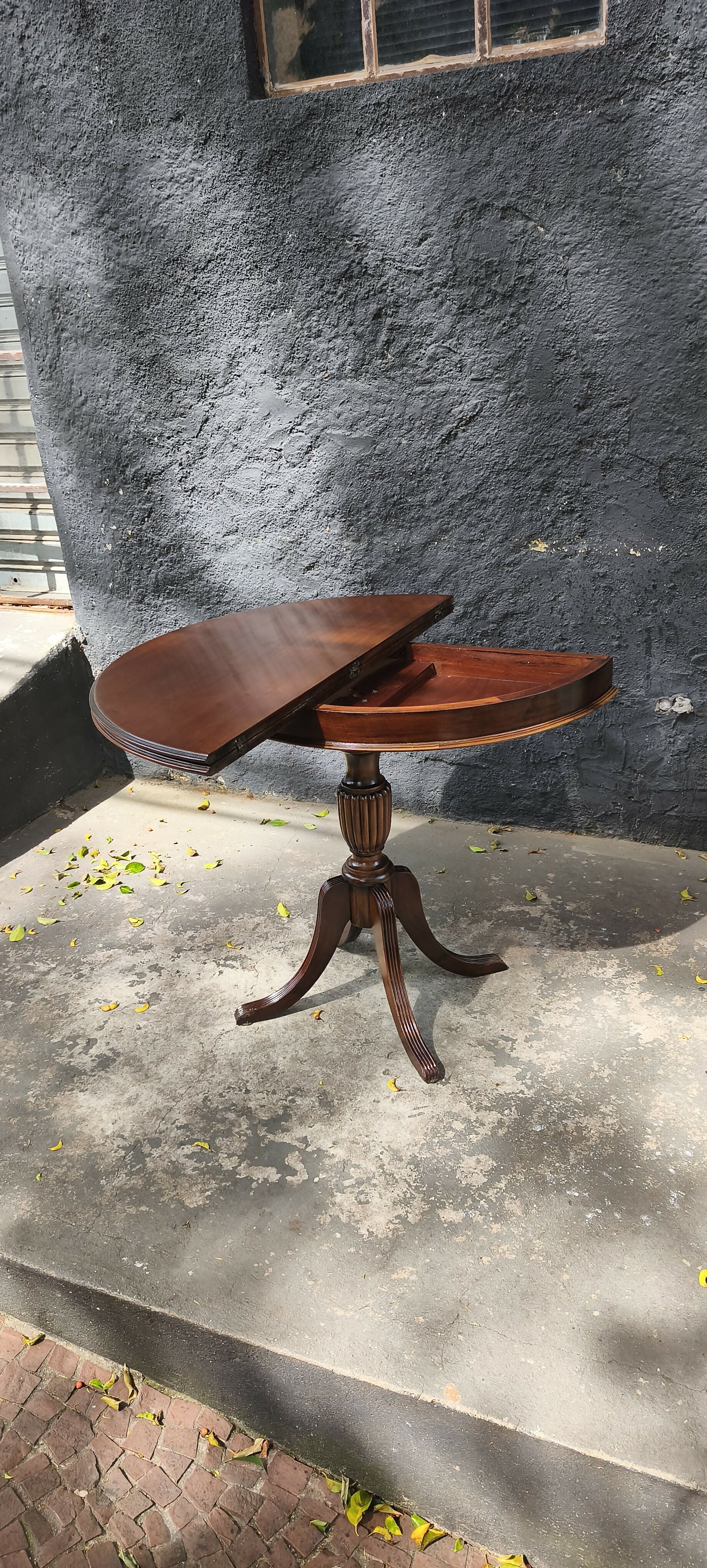 Antigo Aparador que vira mesa de jantar redonda em Imbuia