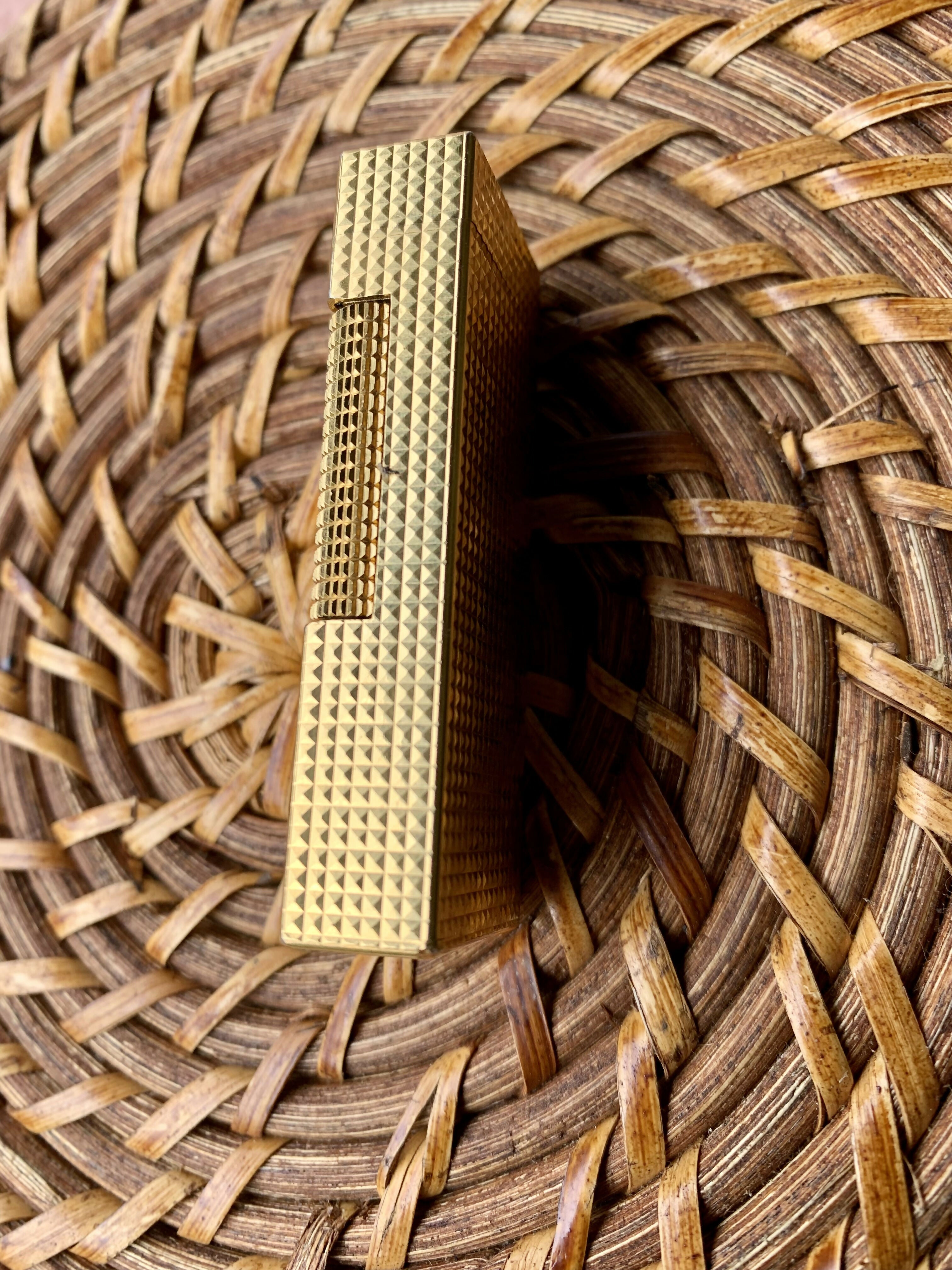 Isqueiro Dunhill banhado em ouro 18K para colecionadores