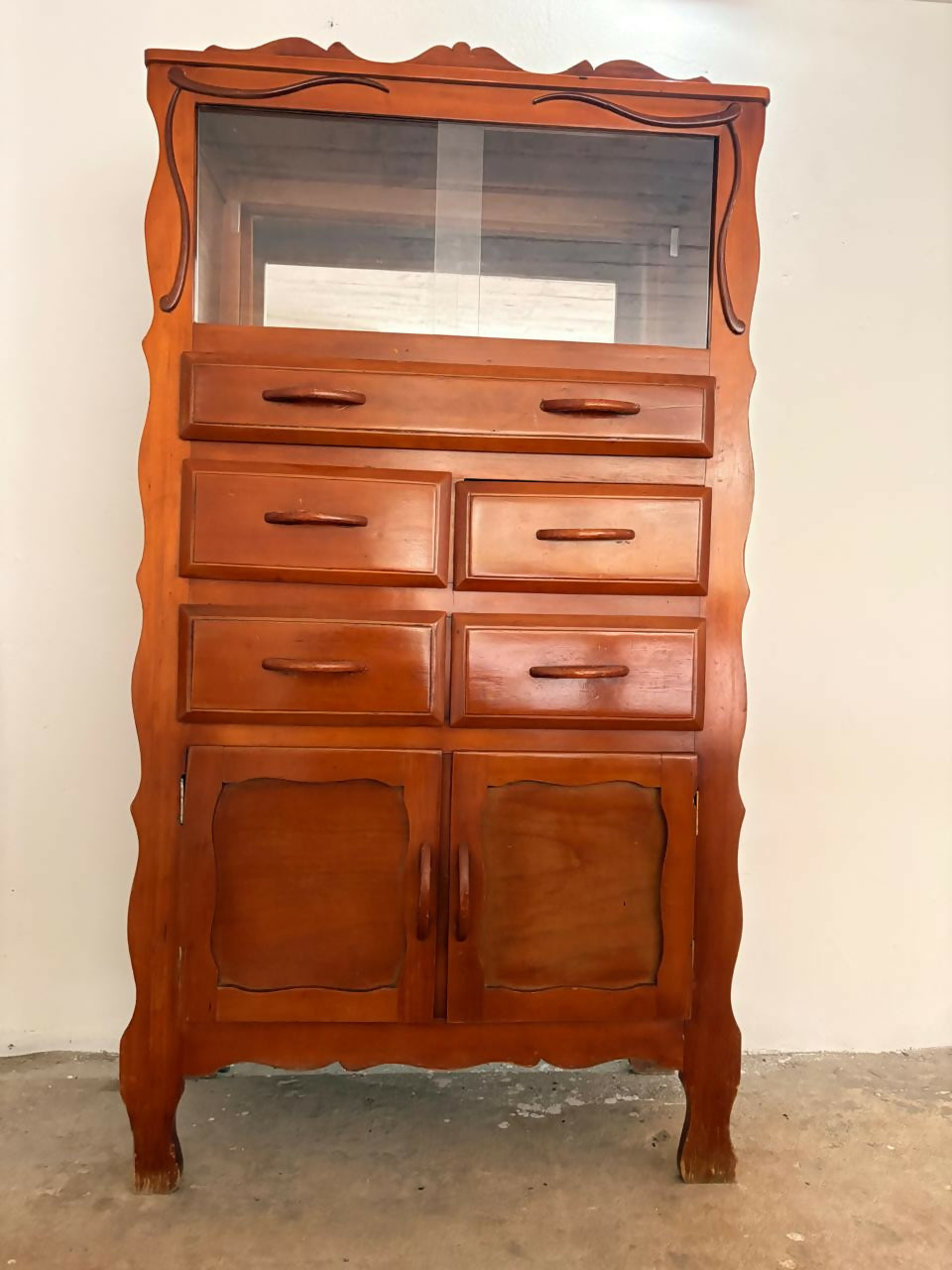 Armário / Cristaleira em madeira com gavetas