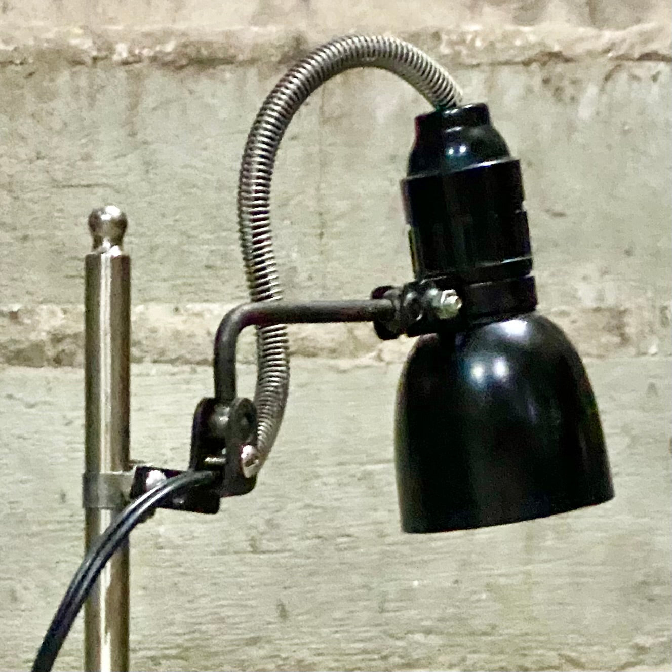 Luminária customizada com base em metal e cúpula preta 