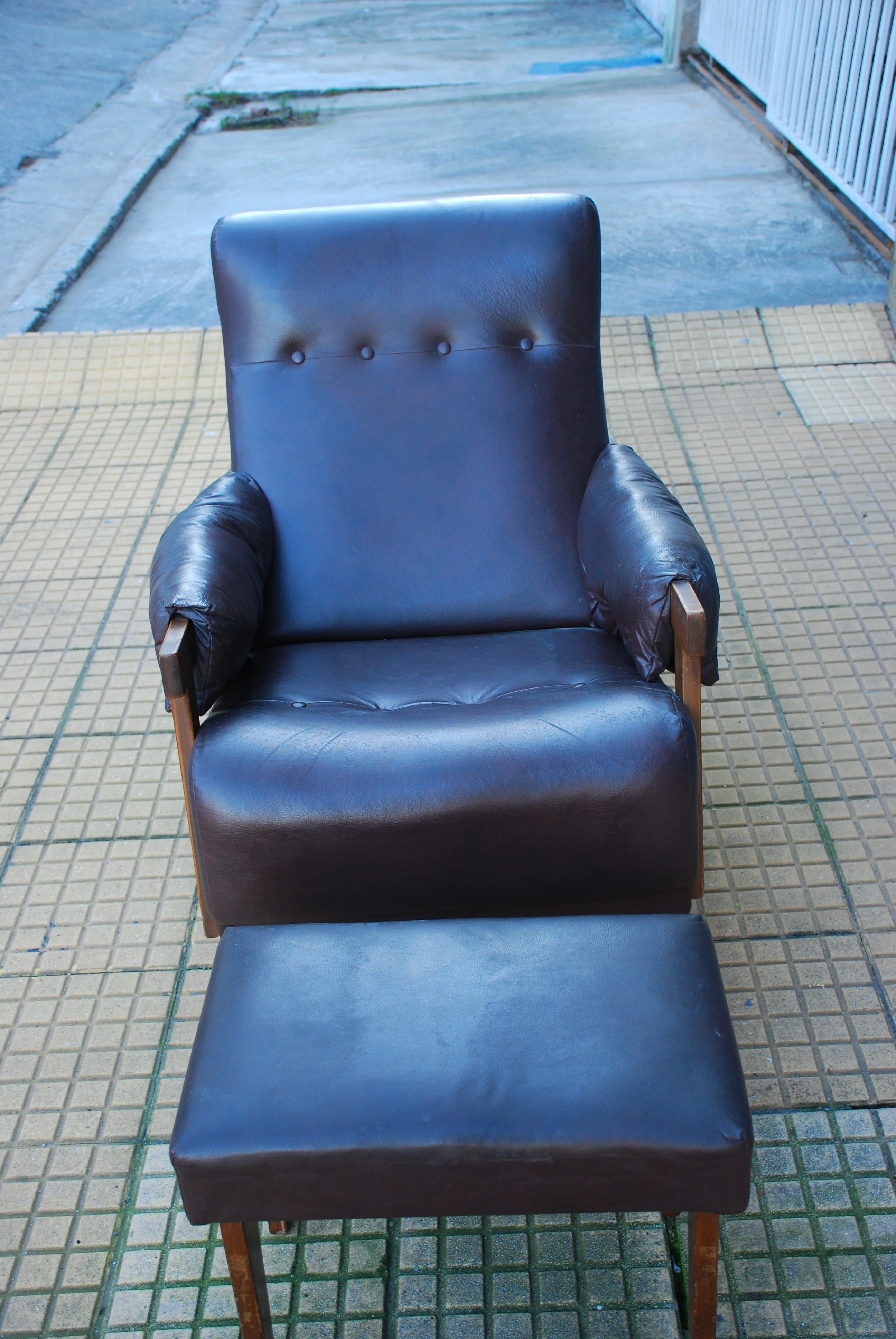 Poltrona de balanço com banqueta anos 50 em courvin marrom 
