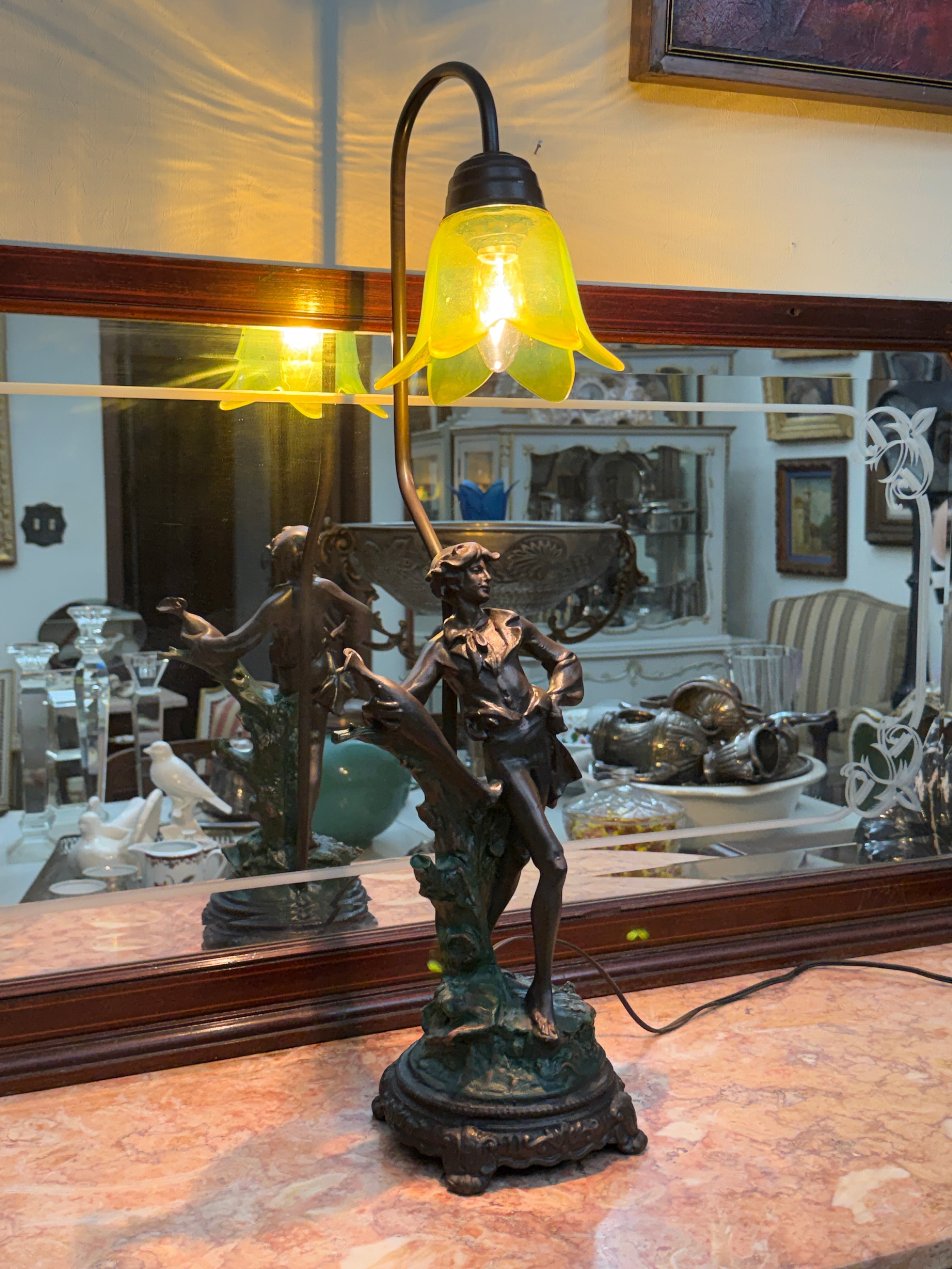 Belíssima luminaria de mesa estilo Art Nouveau com cúpula de vidro amarela retratando jovem 
