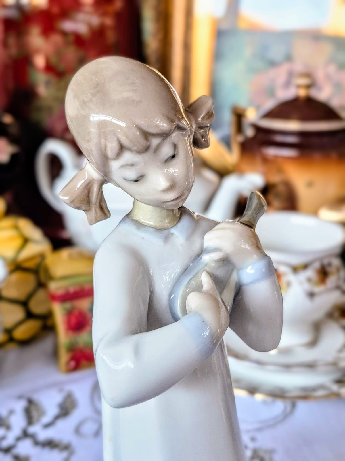 Escultura em porcelana espanhola Lladró "Girl with mandolin", n.4871, desenhada pelo artista Fulgencio Garcia.