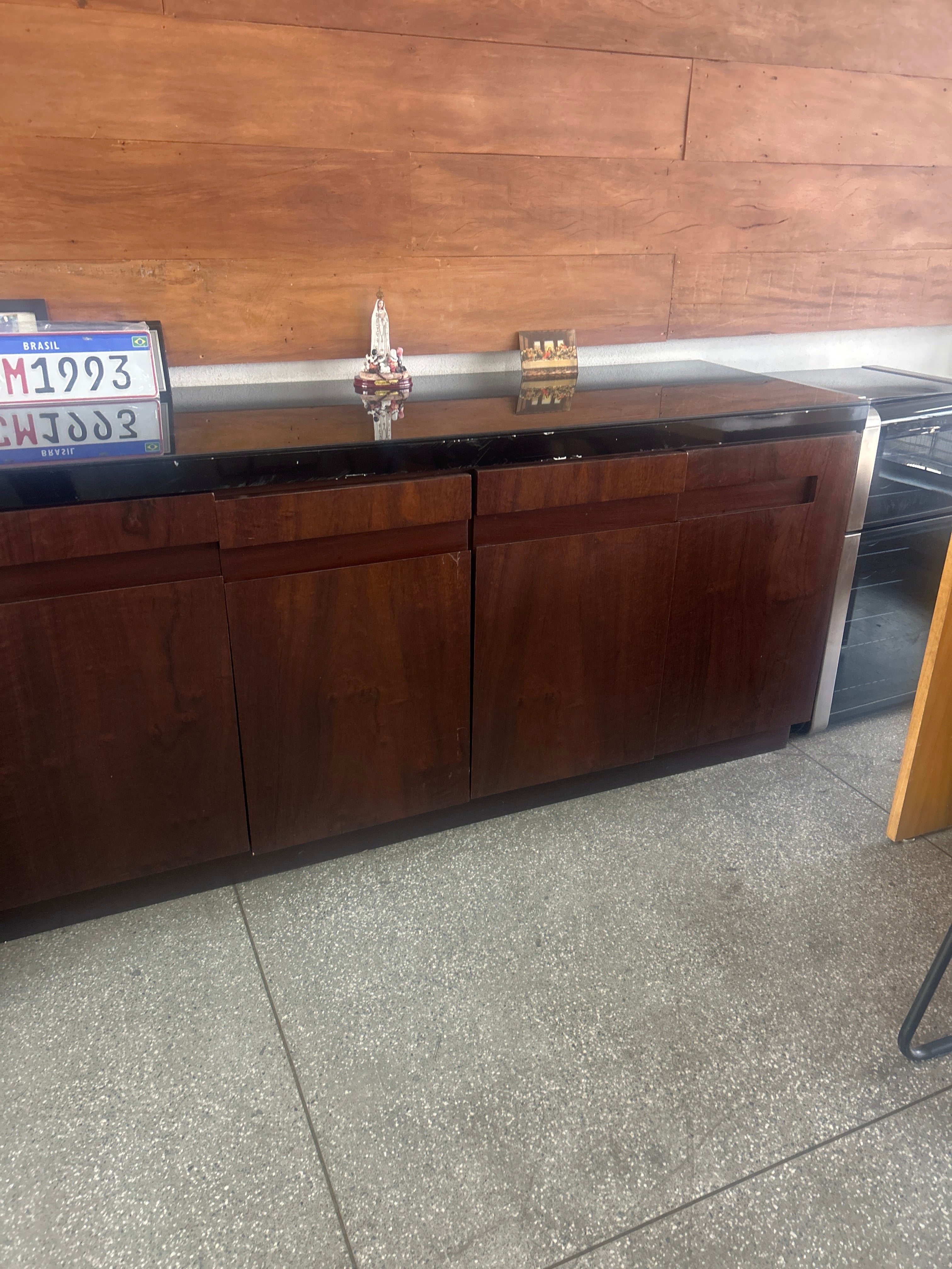 Buffet de marcenaria com detalhe em vidro preto 