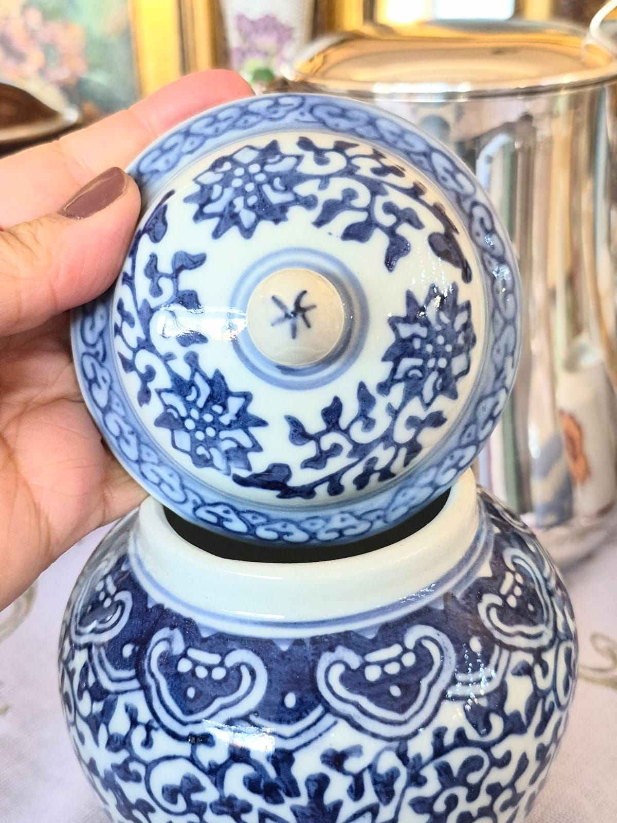 Potiche em porcelana vintage azul e branca chinesa Jingdezhen. Padrão Flor de Lótus. Impecável.