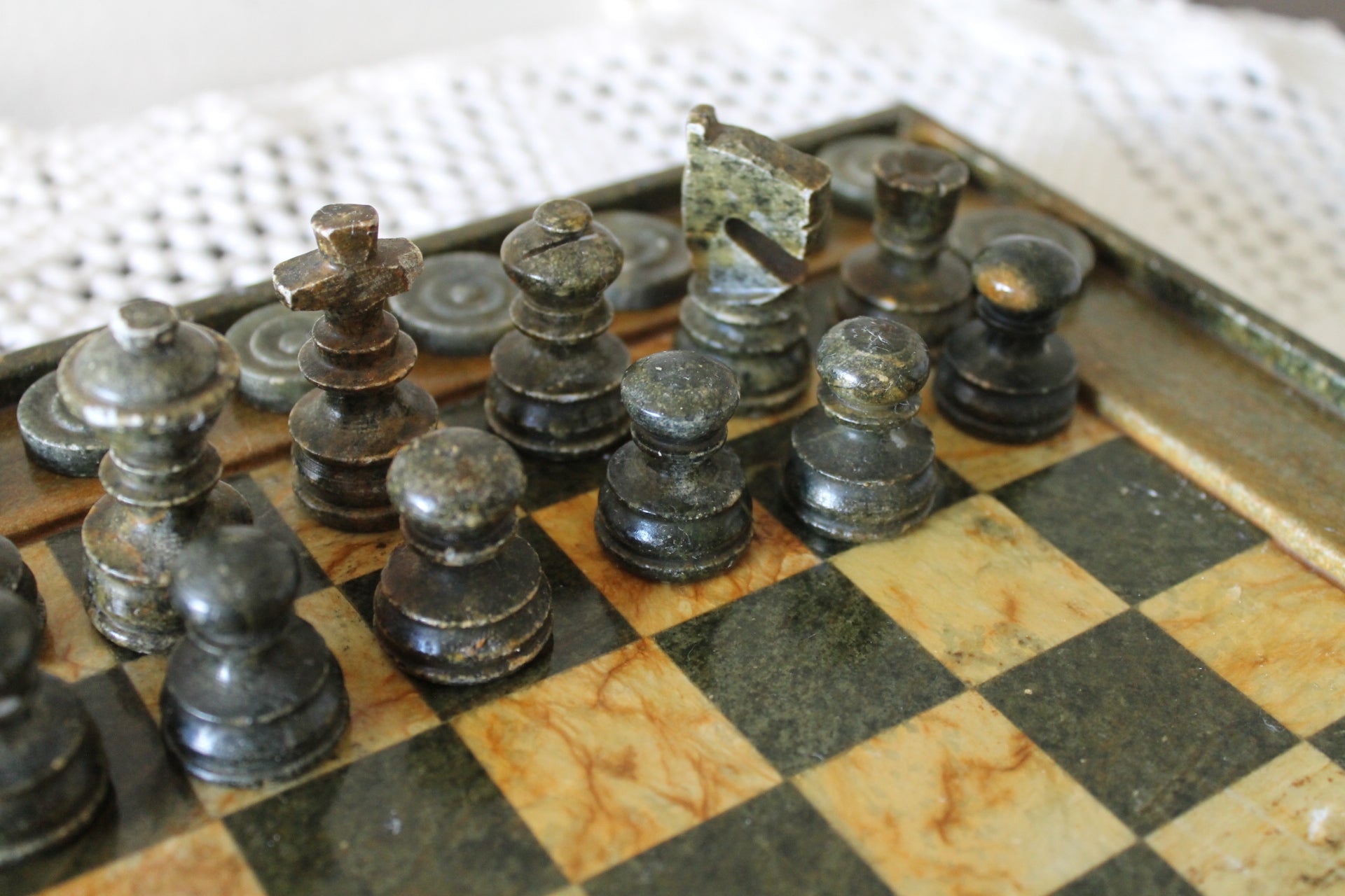 Jogo de Xadrez e Dama em Pedra-Sabão – Peça Artesanal e Vintage