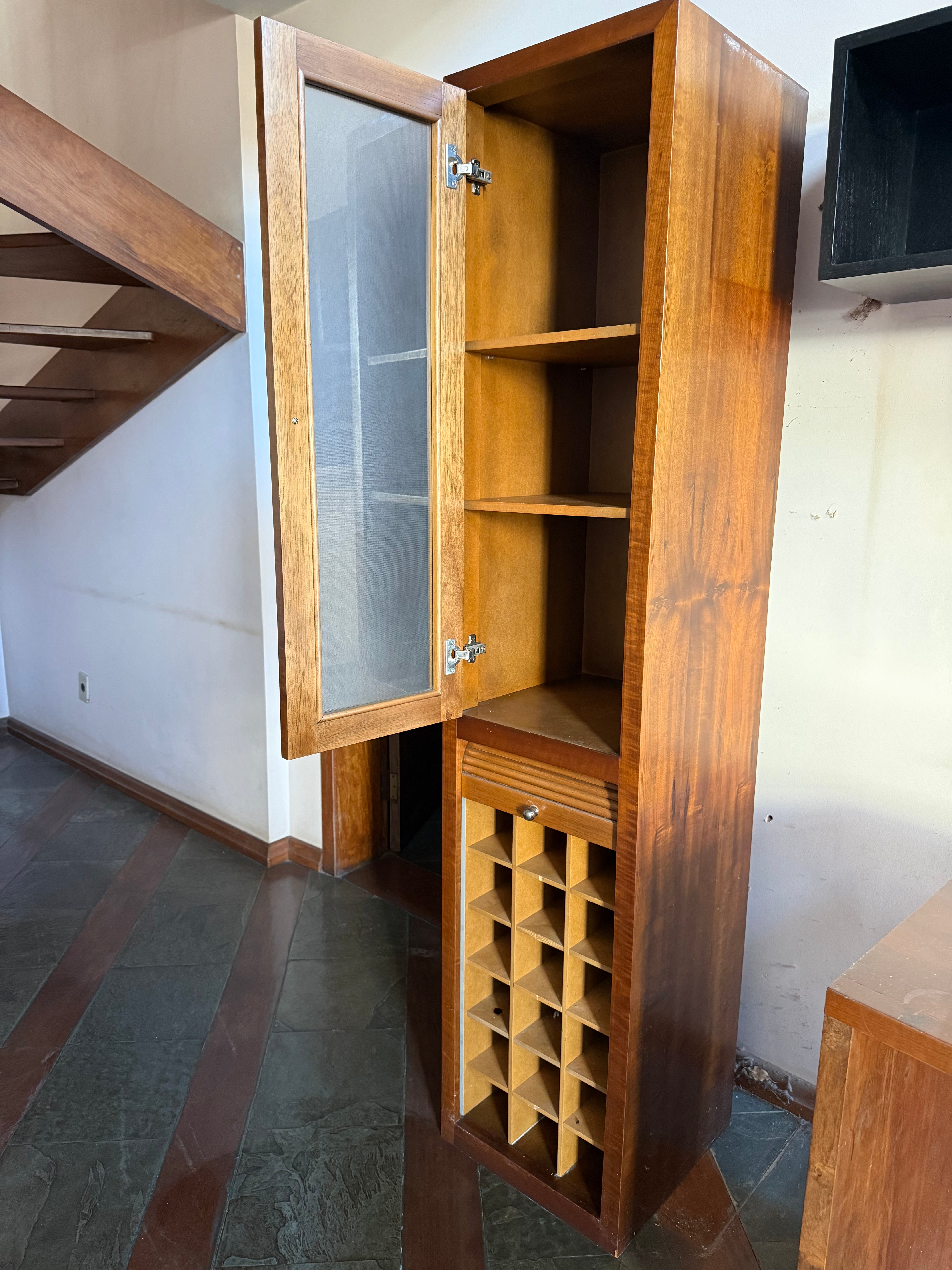 Armário bar vintage com porta de vidro e porta esteira 