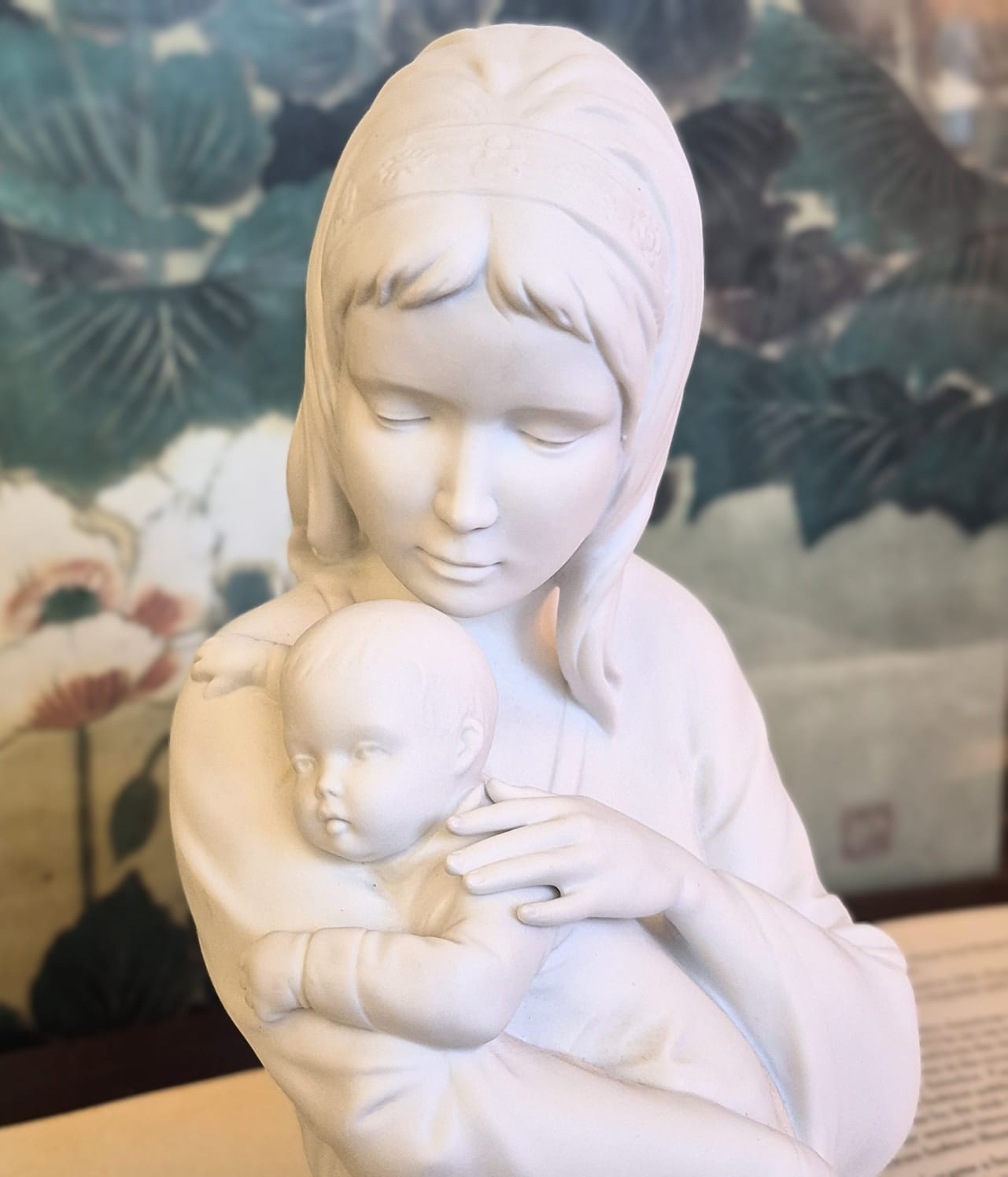 Escultura em porcelana biscuit clássica alemã criada pelo escultor Wolfgang Gawantka para a prestigiada manufatura Kaiser Porzellan, chamada "Mãe e Filho", nos anos 80.