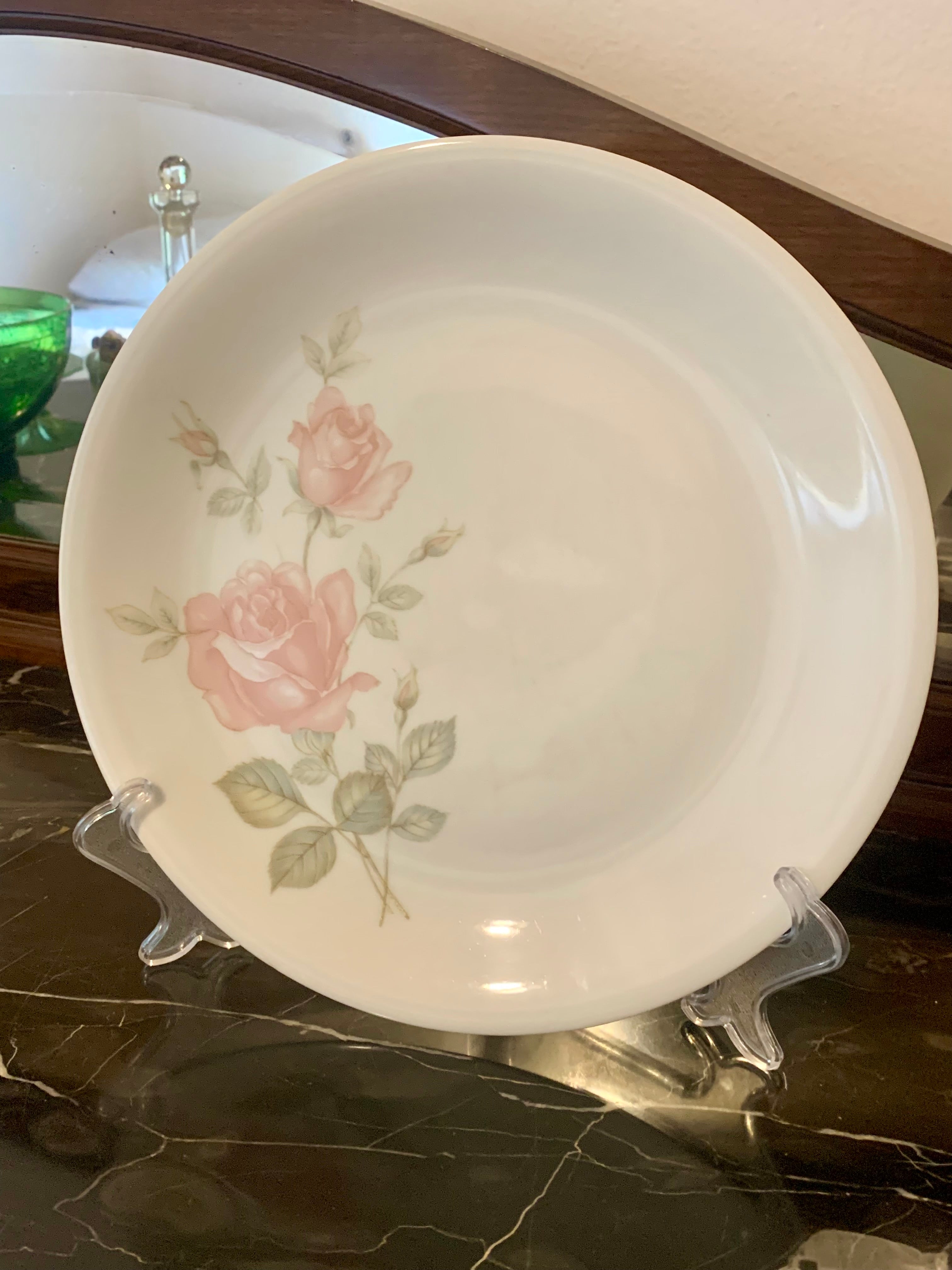 Prato para bolo em porcelana Renner Medallion com desenho de rosas 