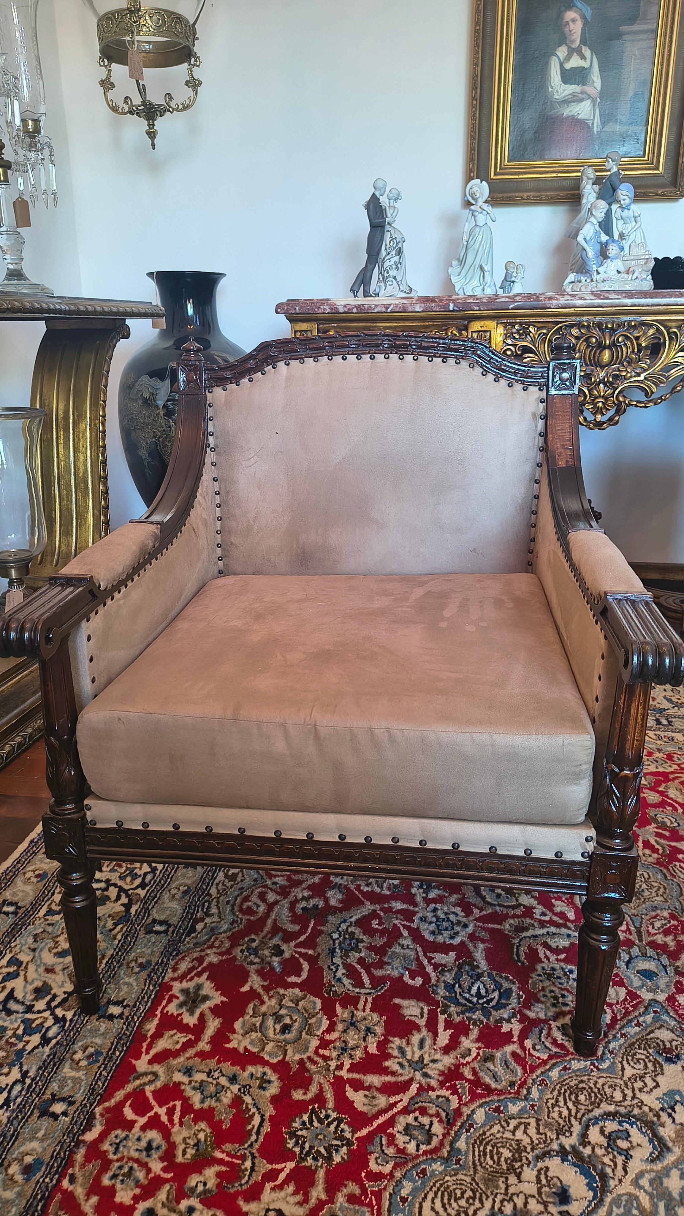 Par de Poltronas Estilo Luís XVI em madeira e tecido suede claro