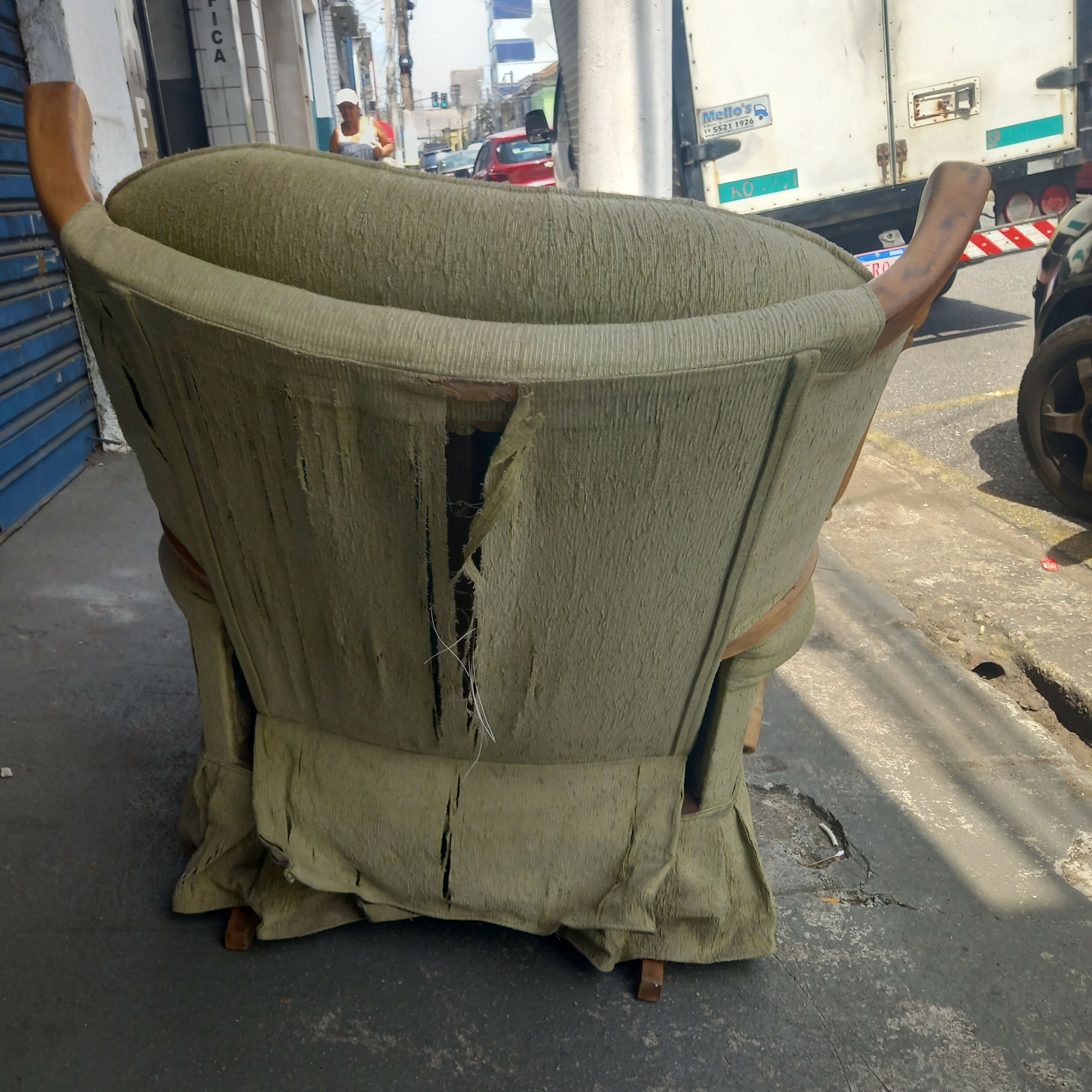 Poltrona antiga com estrutura em madeira