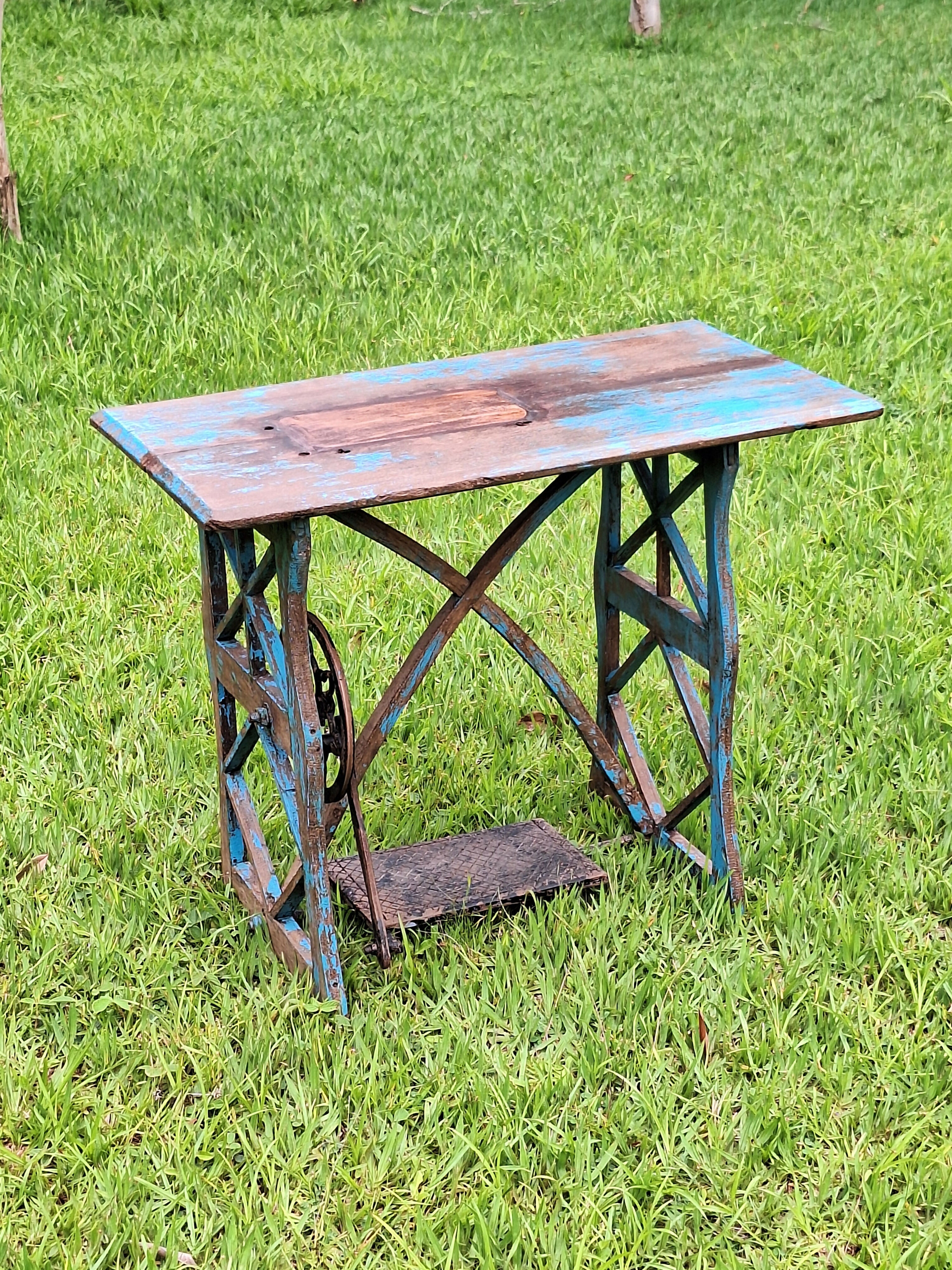 Mesinha de Costura Manual Antiga Garimpo Mineiro