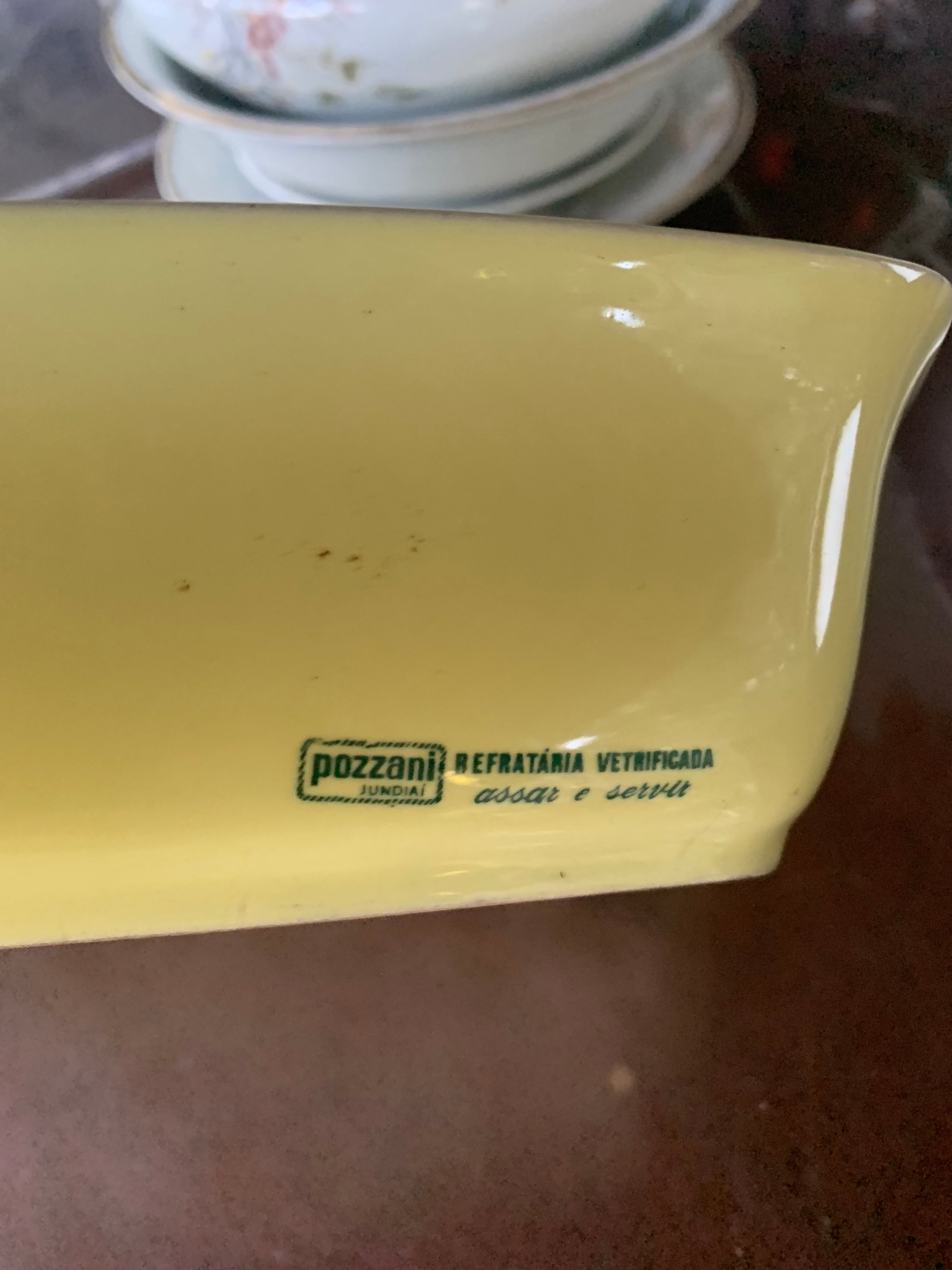 Grande e antigo refratário amarelo Pozzani com lindo desenho de flores
