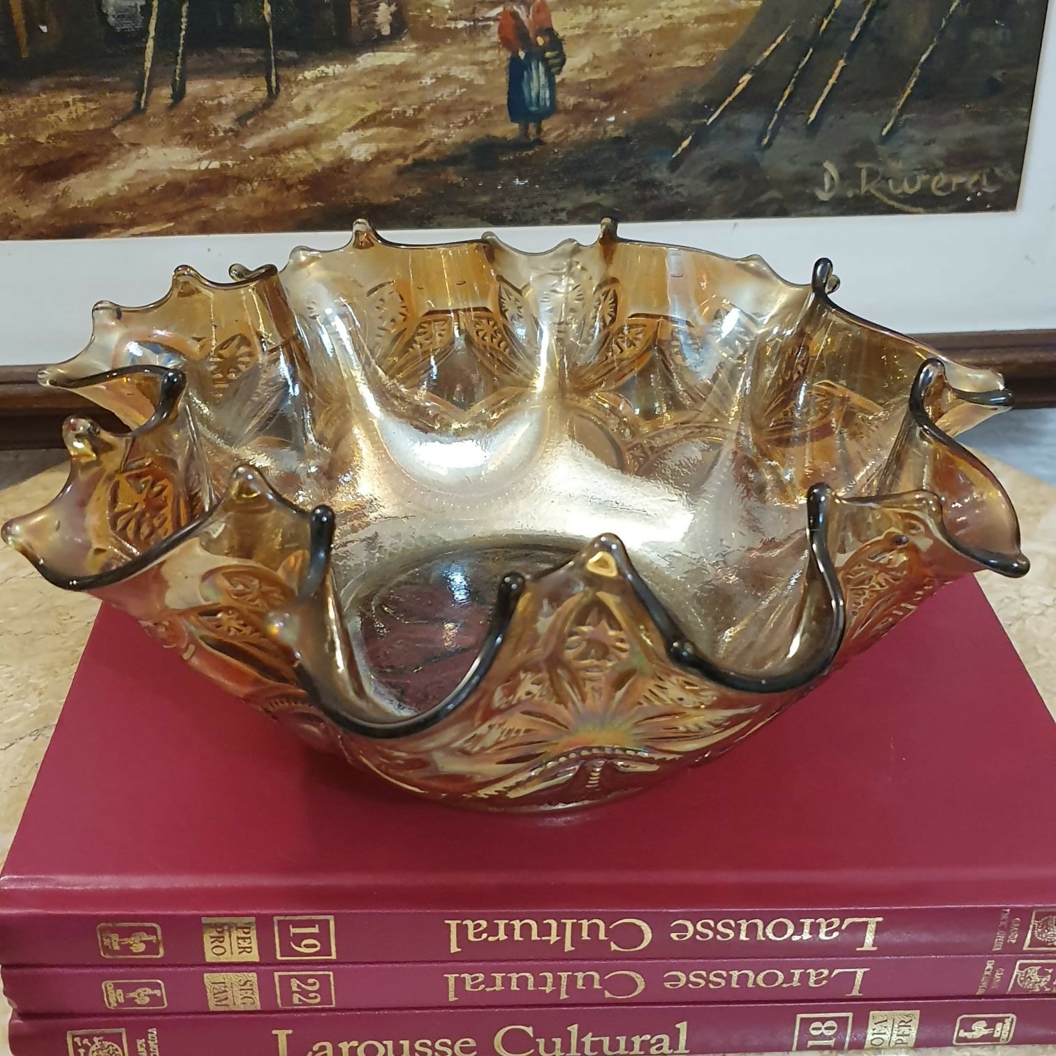 Incrível e antigo centro de mesa em Carnival Glass com maravilhosa ornamentação.