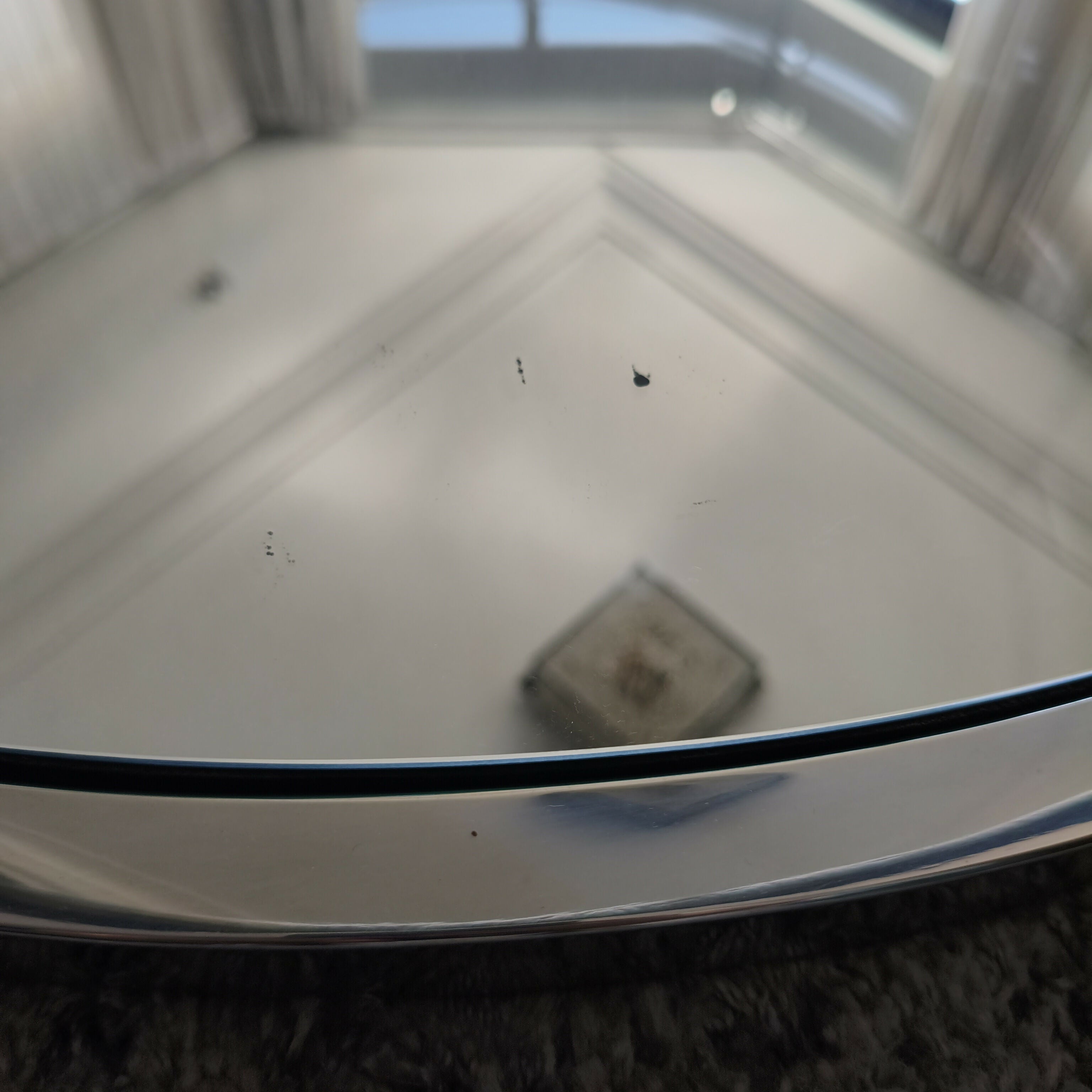 Mesa de centro redonda em inox com tampo de vidro