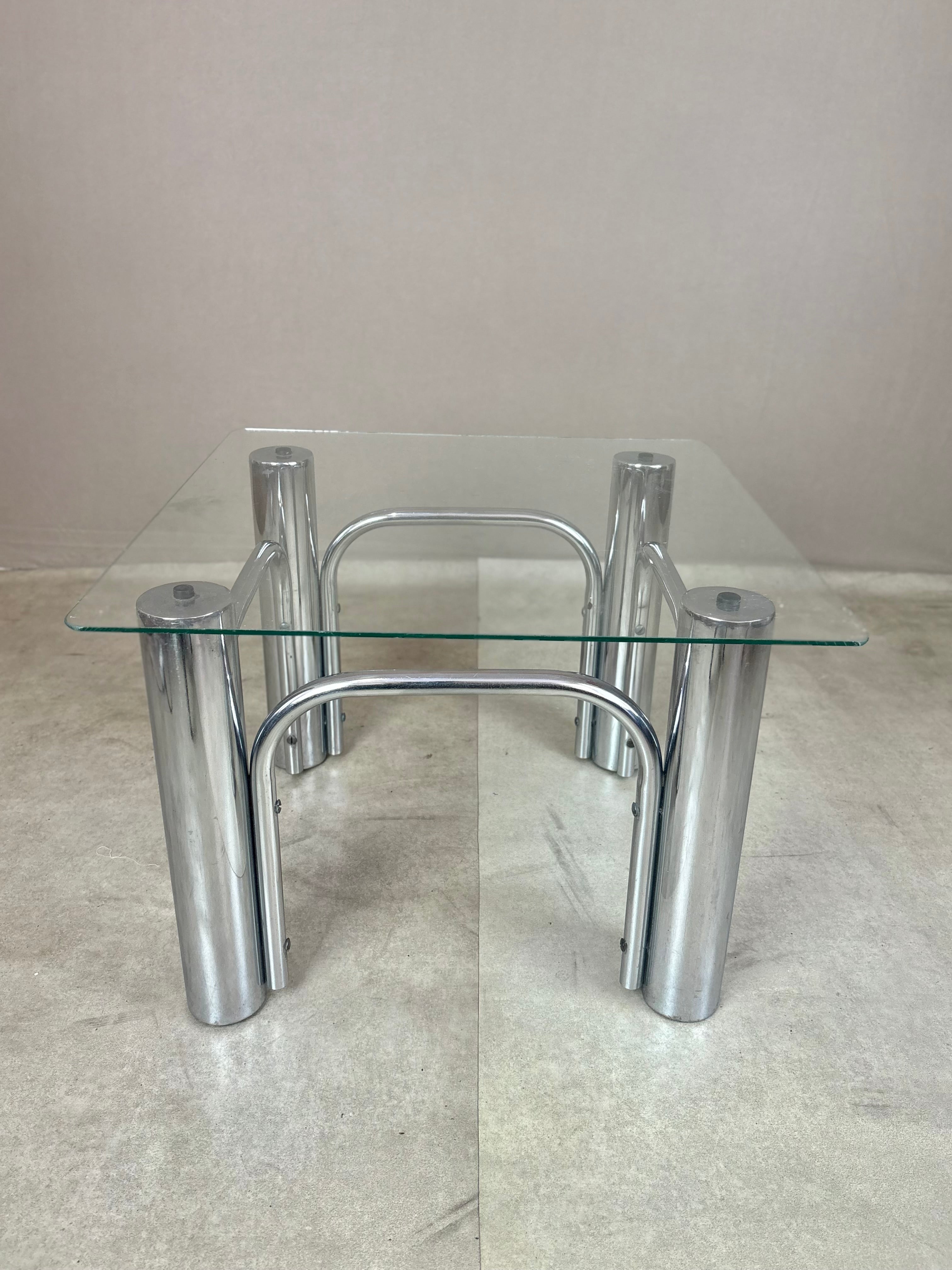 Mesa lateral cromada quadrada com tampo em vidro - anos 70