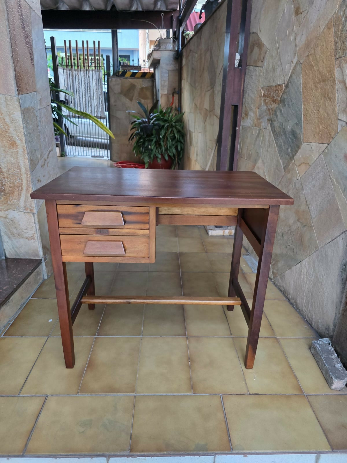 Delicada escrivaninha miele anos 50