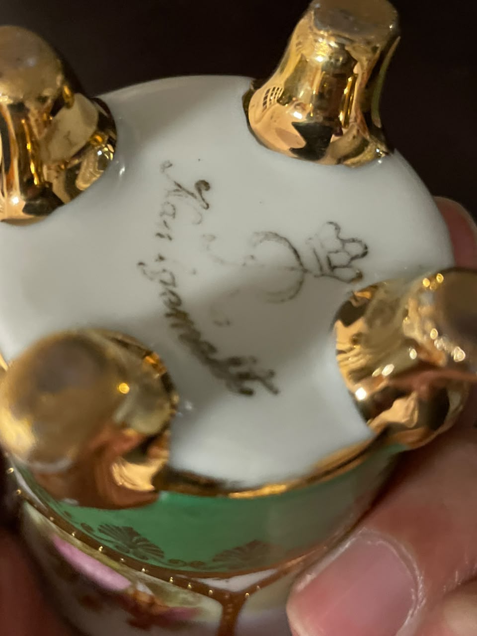 Xícara com pires em porcelana com cena galante e douração Bavária