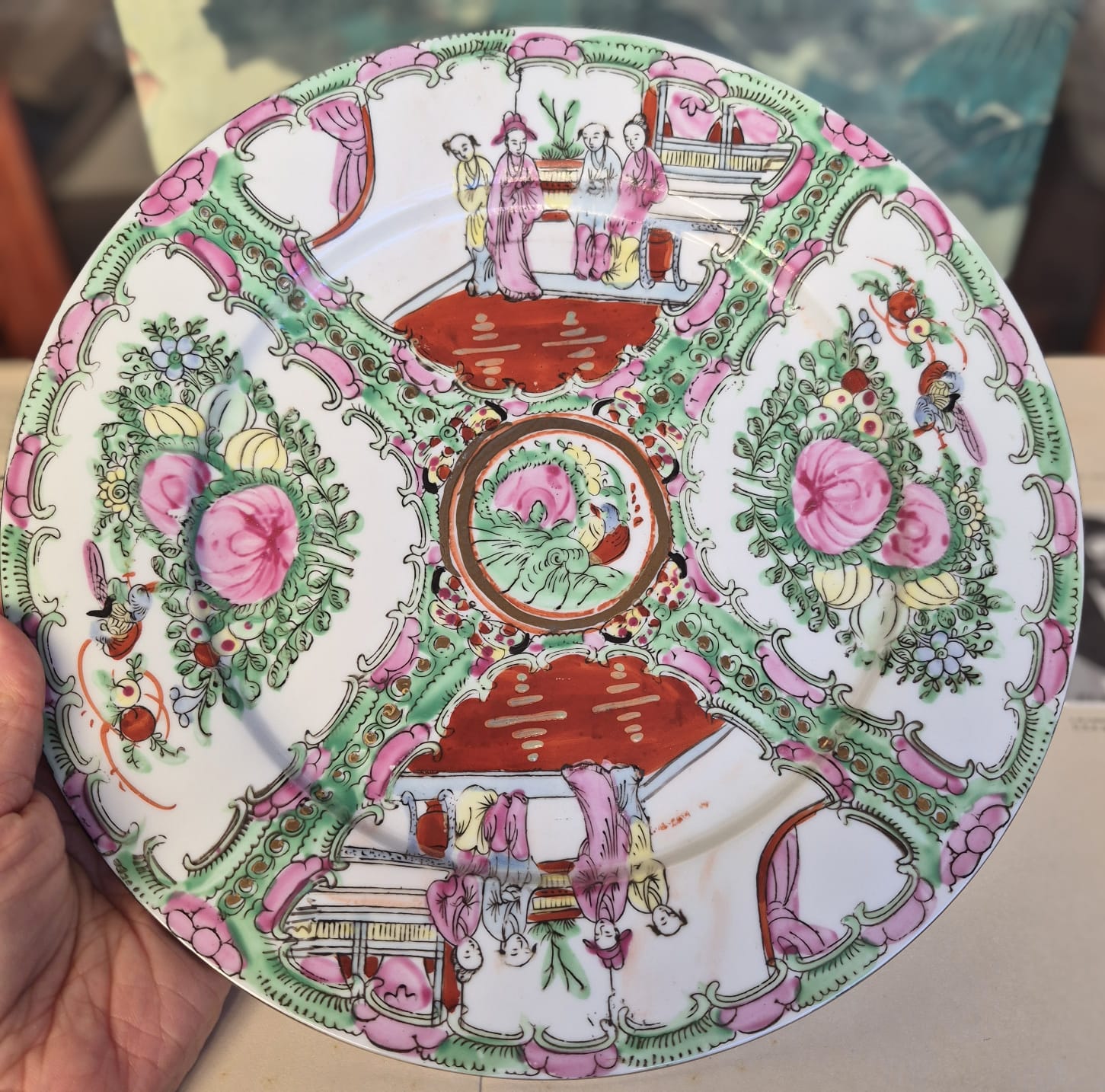  Prato decorativo em porcelana chinesa Jingdezhen Família Rosa - Rose Medallion.