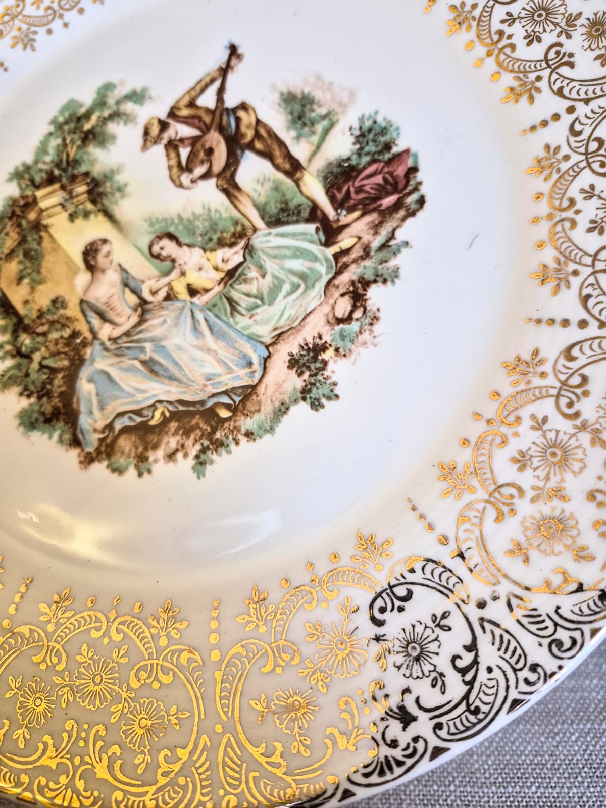Prato raso em porcelana vintage Limoges (p/ usa) com cena galante na reserva central e barrado com profusa douração à ouro 22K