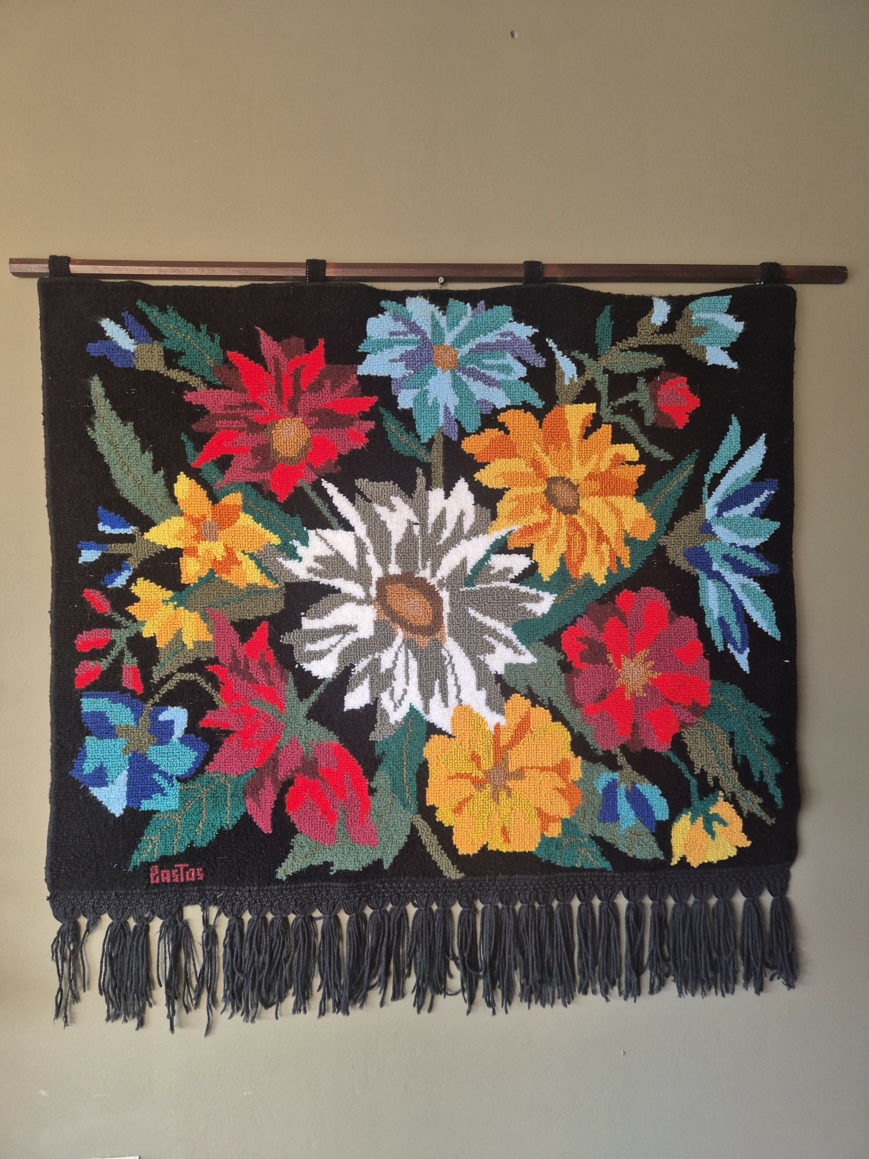 Tapeçaria modernista Bastos com estampa floral e fundo preto