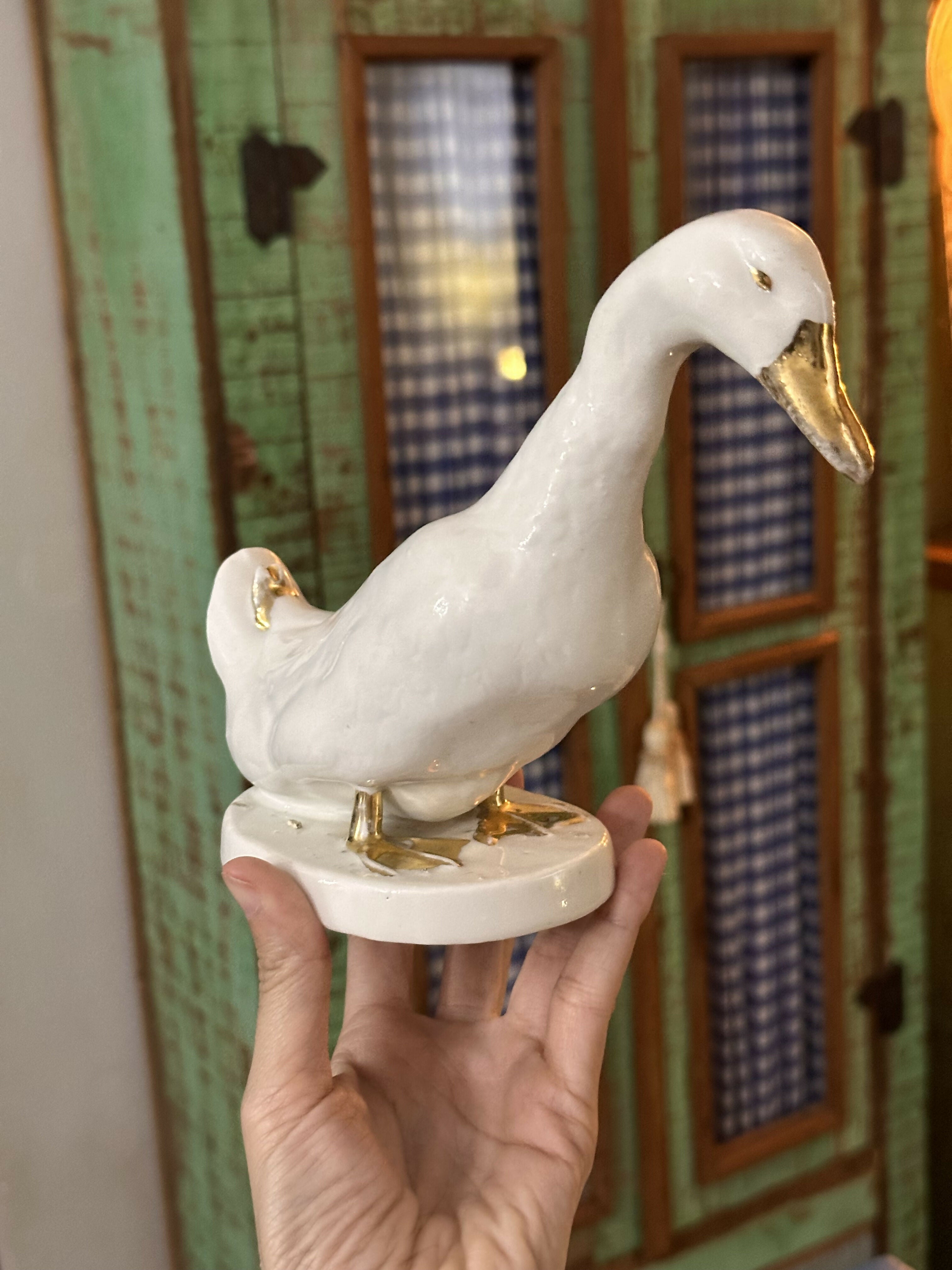 Maravilhosa escultura antiga de ganso 🪿 em porcelana cor branca vitrificada com detalhes em dourado!