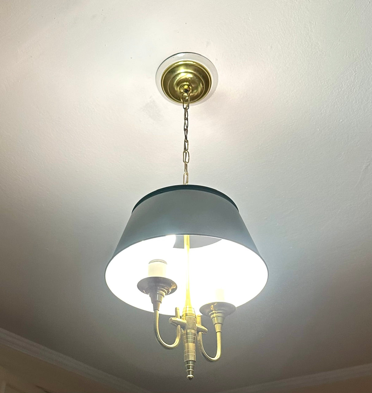 Luminária de teto pendente estilo inglesa, 2 bucais com estrutura em bronze e cúpula verde. Medida ; 72 alt.
