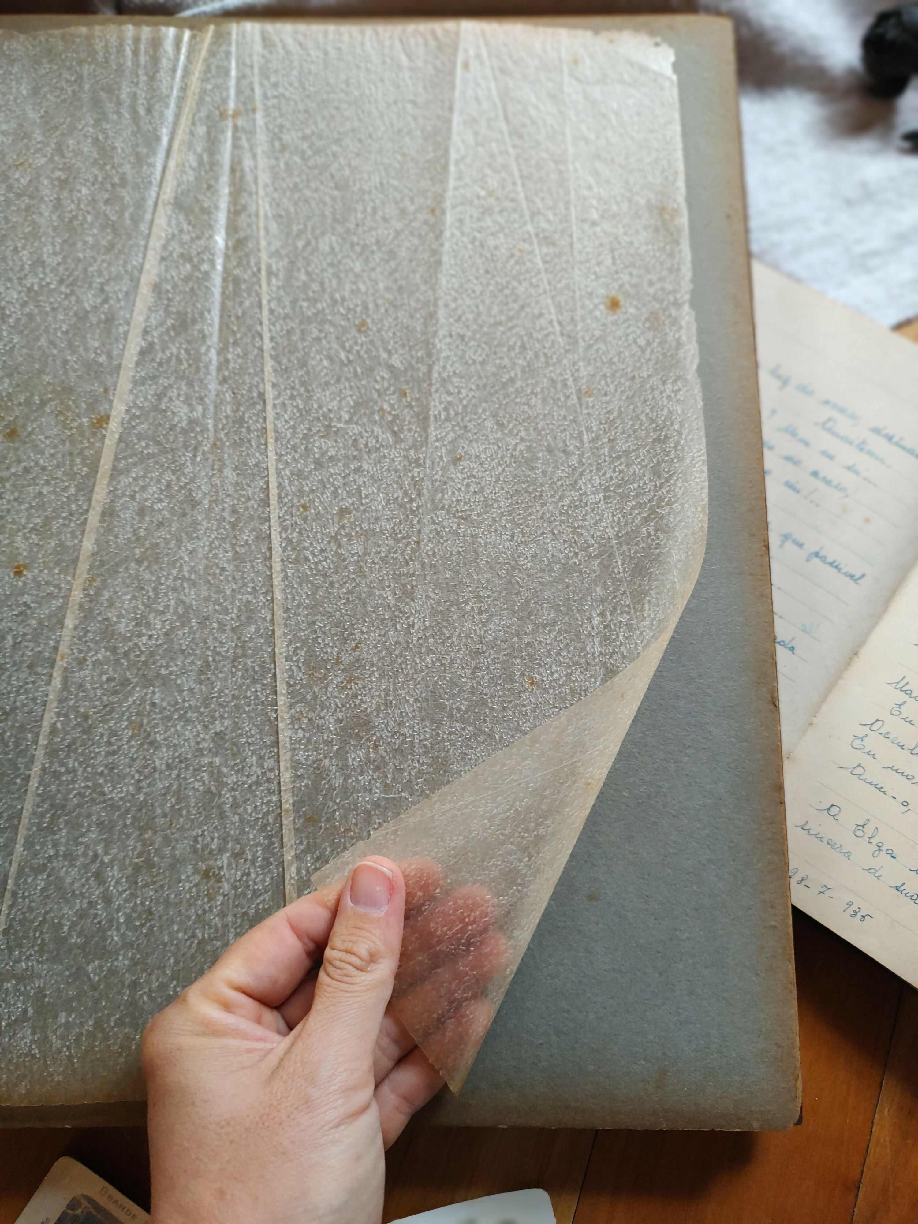 Antigo álbum de fotos "Nossas Núpcias" com capa em madeira (39cm x 33cm)