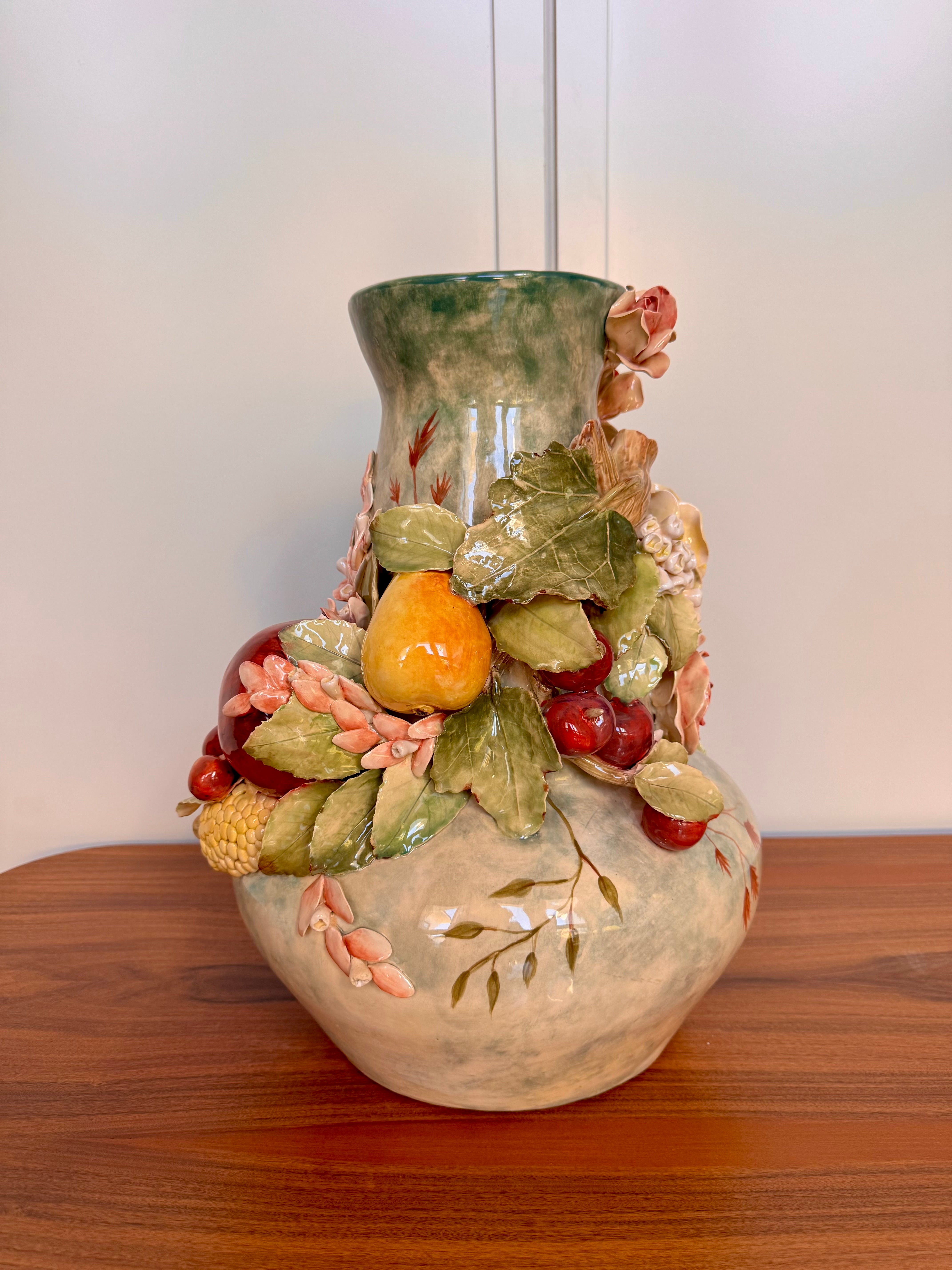 Vaso cerâmico estilo floral com frutas da marca Zanatta.