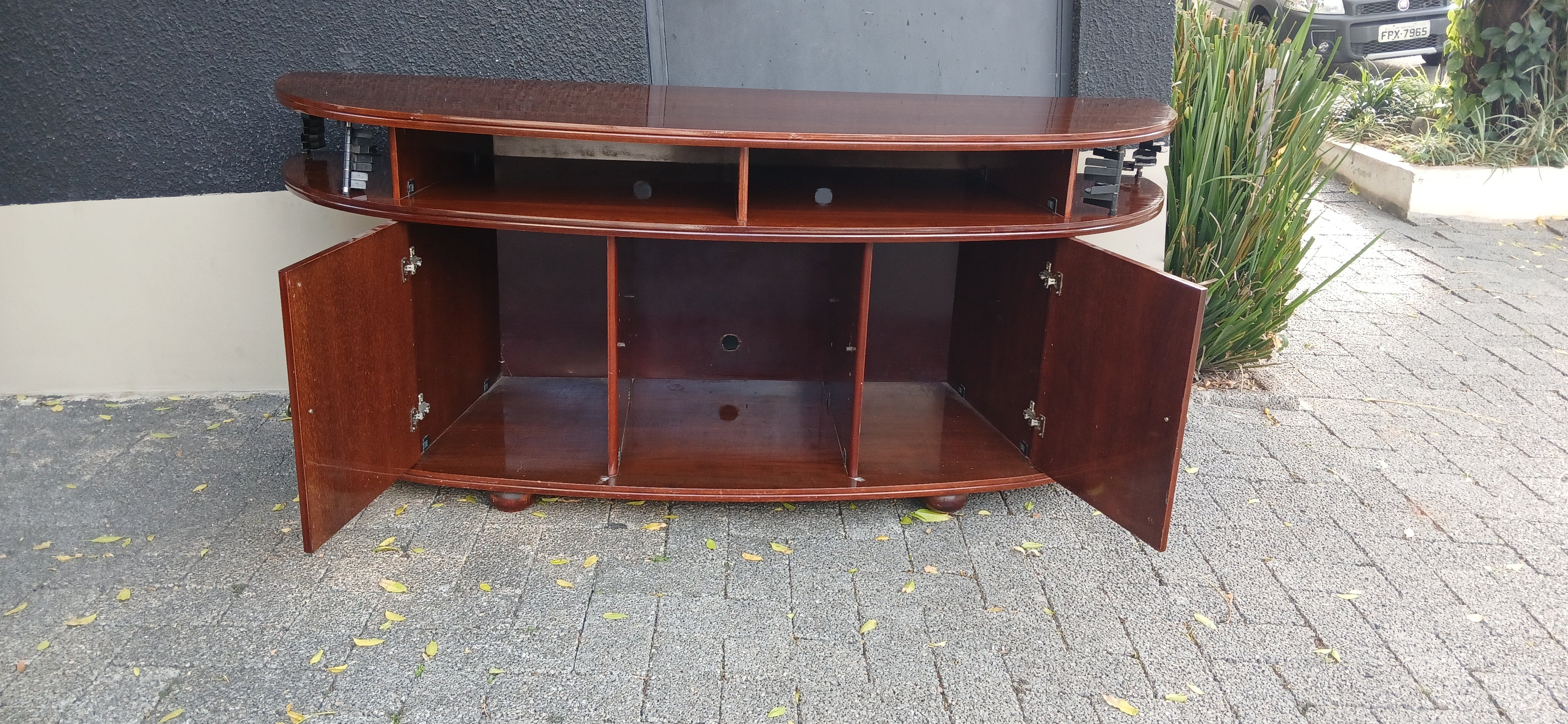 Rack Buffet arredondado em madeira escura com portas 