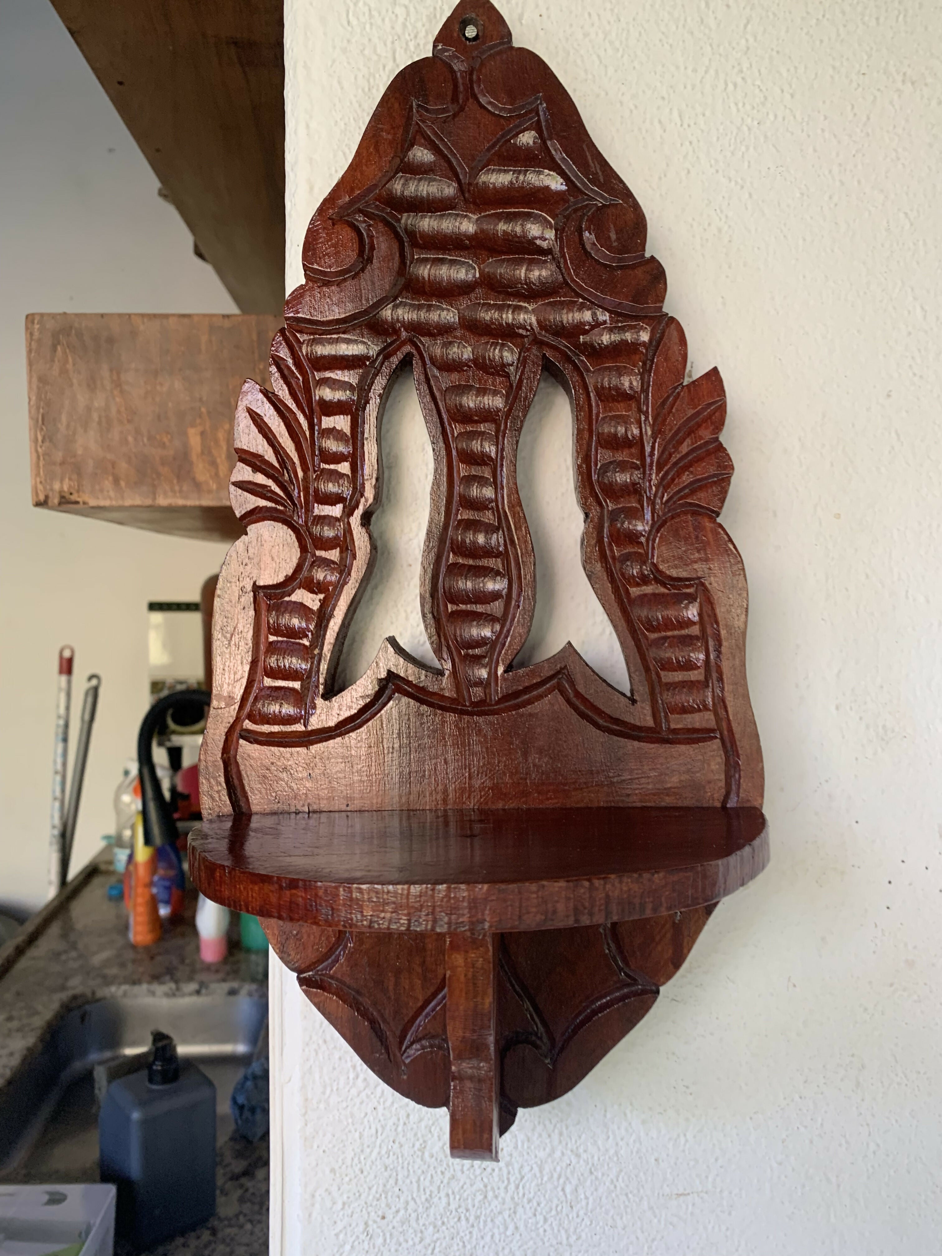 Oratório / Peanha em madeira entalhada a mão