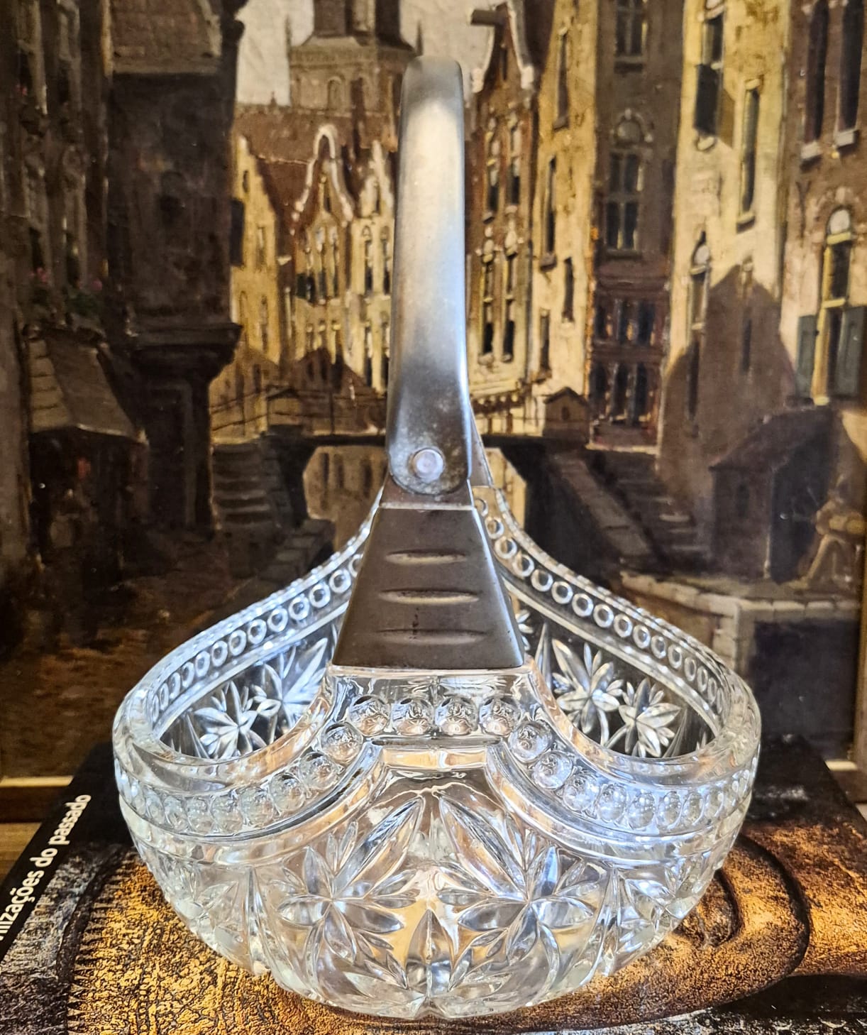 Centro de mesa em cristal translúcido europeu na forma de cesta, de meados do séc XX